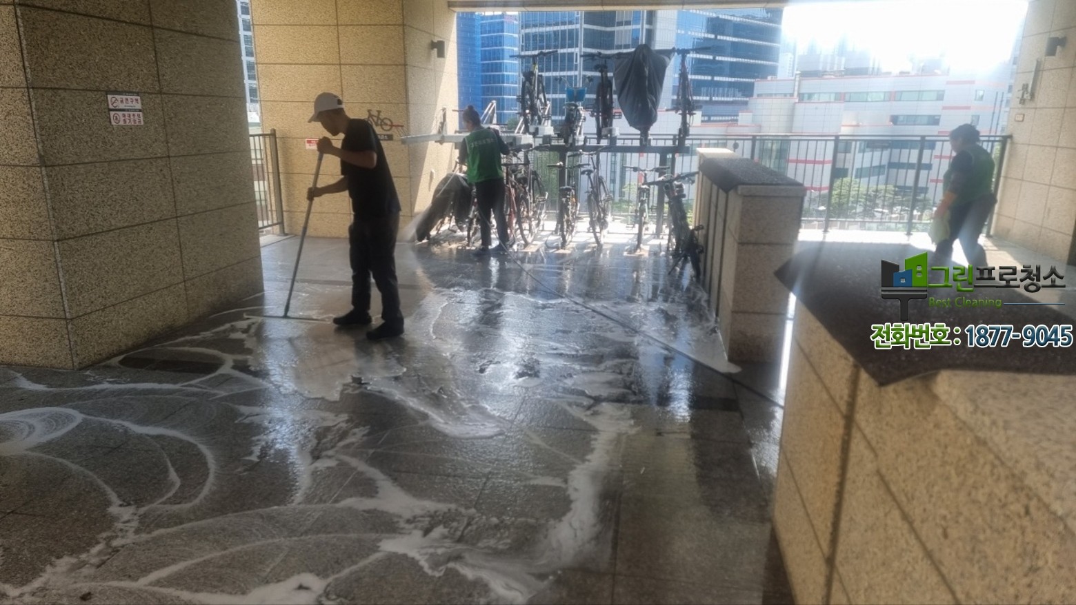안산 건물 로비의 기본 구조와 청소가 필요한 공간 모습