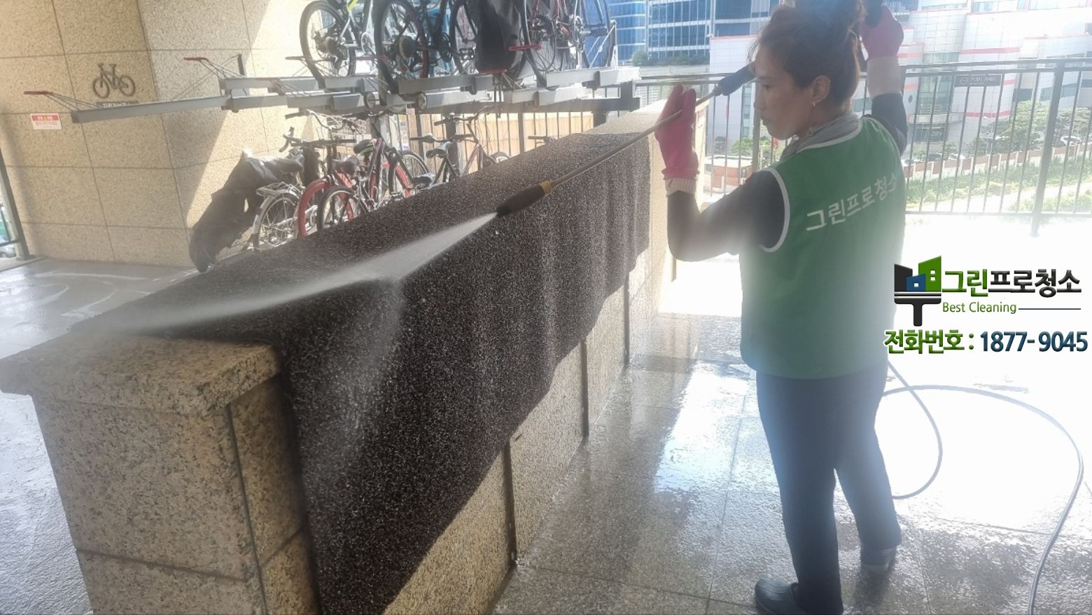 깨끗하게 관리된 건물 로비 전경