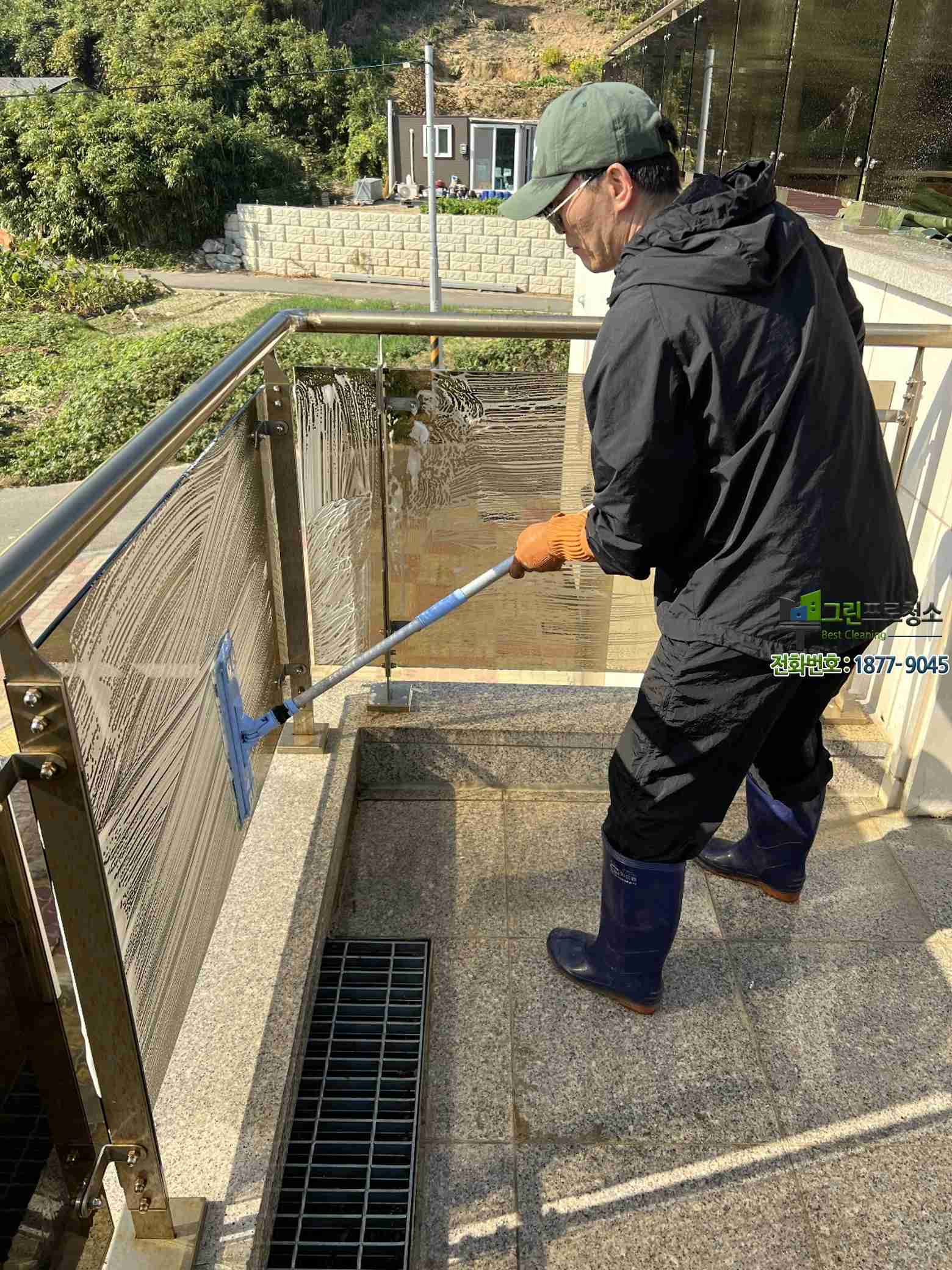 전문 장비를 활용한 외관 유리창청소 작업