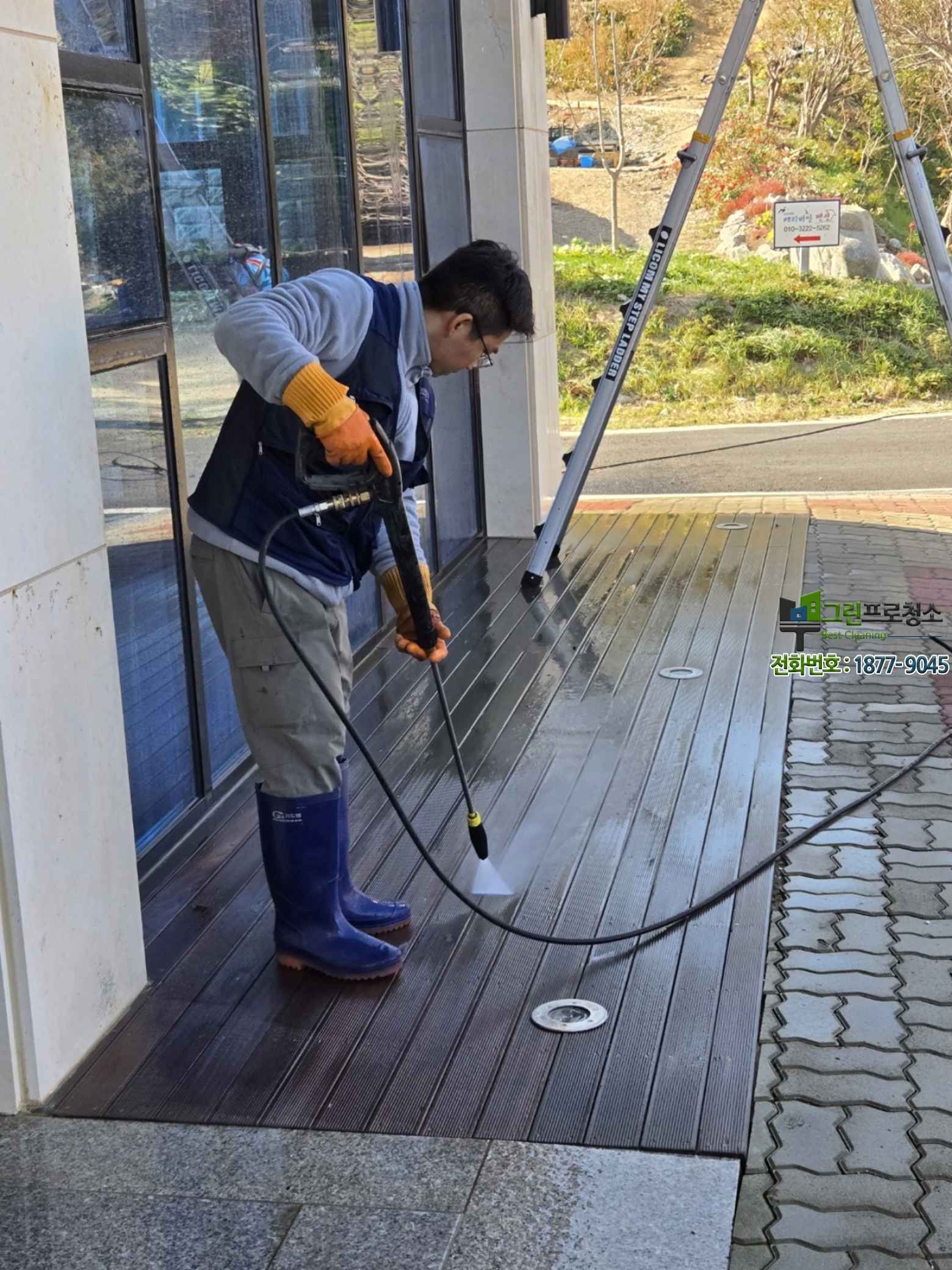 전문 외벽청소 후 새롭게 변화된 건물 전경