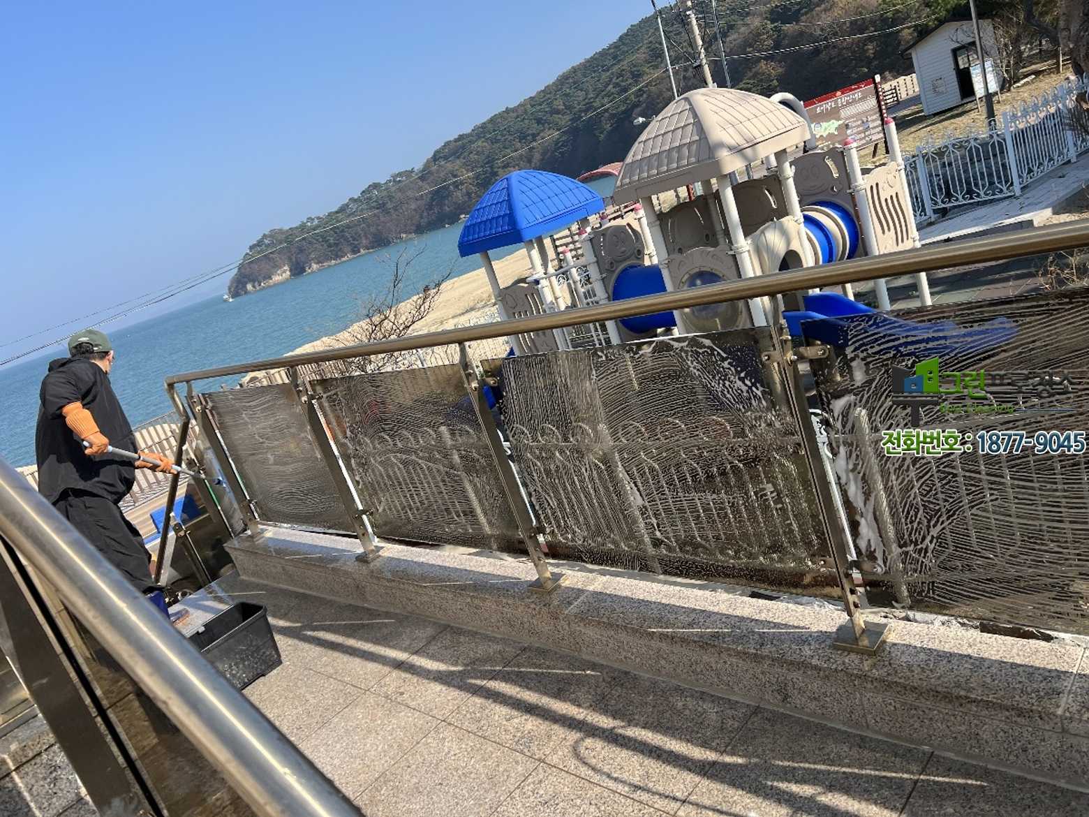 외벽 오염이 누적되어 발생한 손상 예시