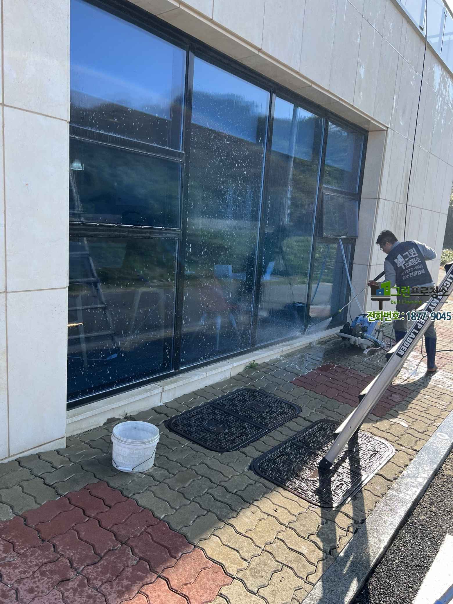친환경 세정제를 사용한 외벽청소 작업