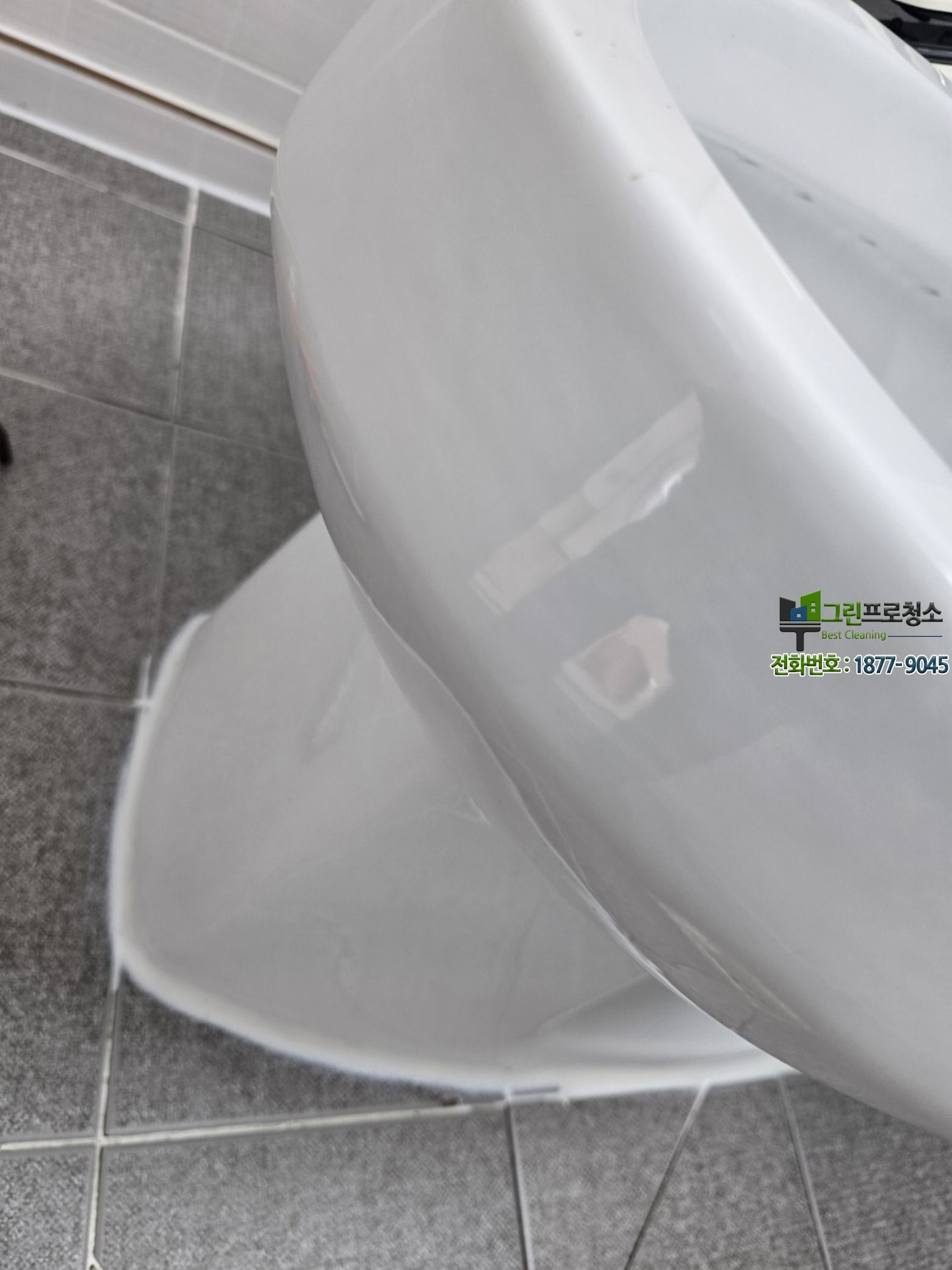 가구 뒤편 곰팡이 제거 전후 모습