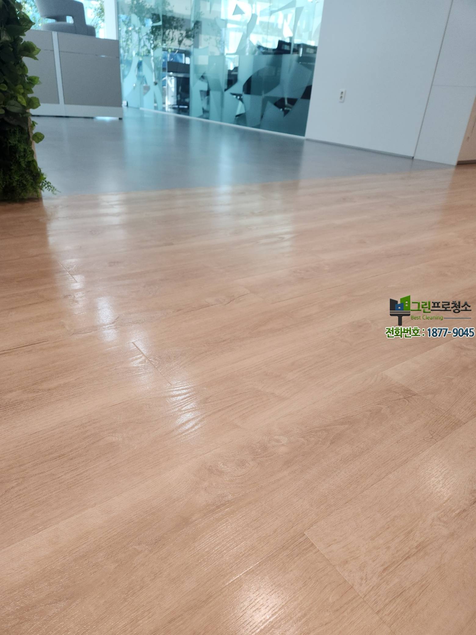 공장 현장에서 바닥 손상과 오염을 보여주는 예시 이미지