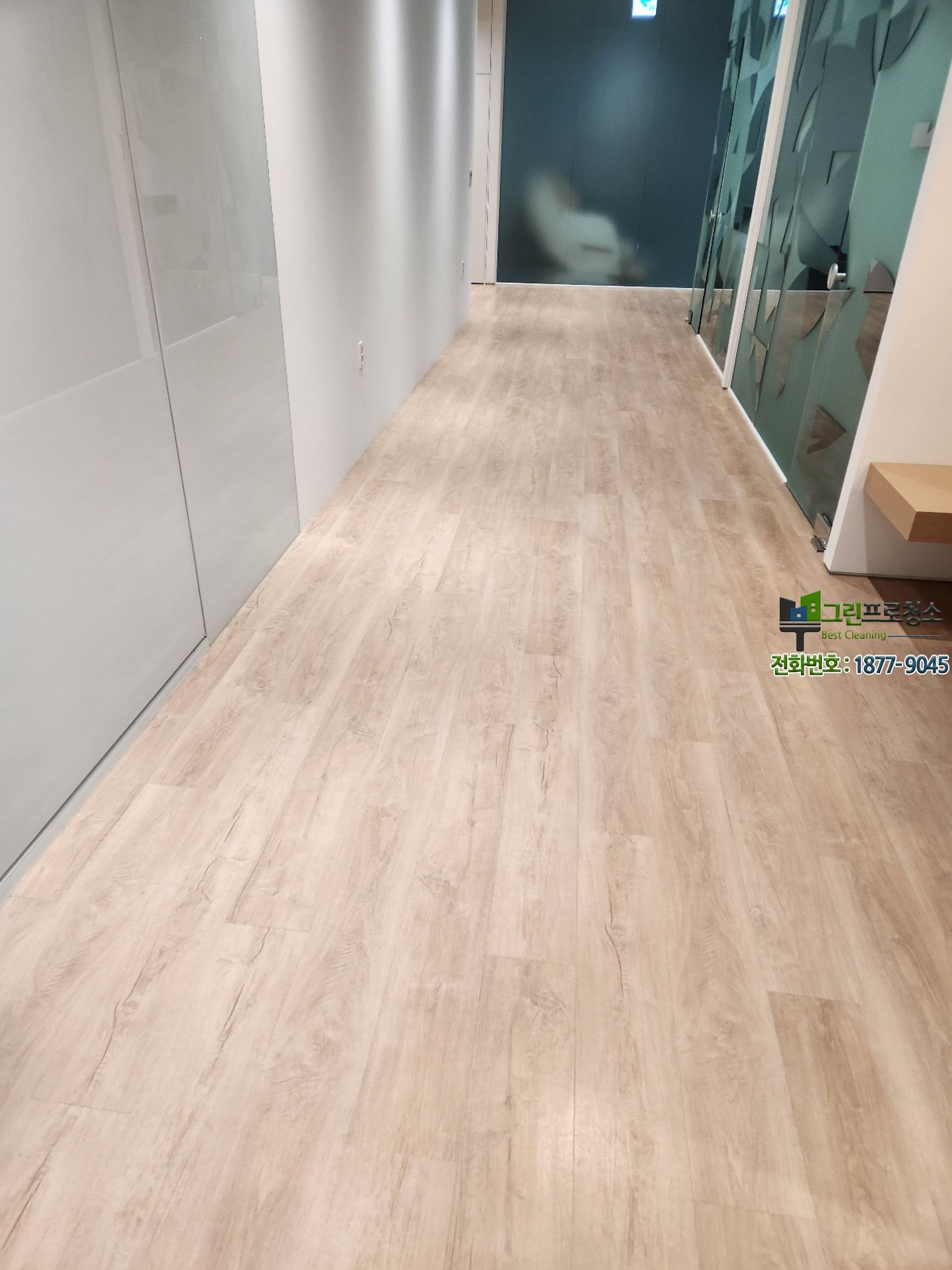 전문 청소 장비를 사용한 공장 바닥 왁스코팅 이미지