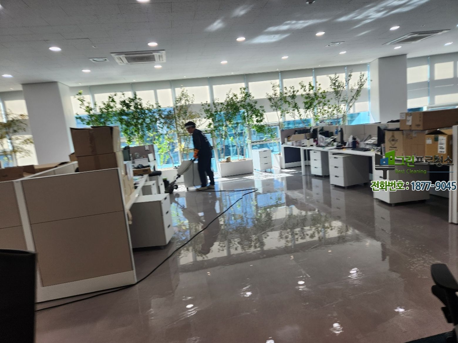 왁스코팅 후 밝아진 공장 바닥 이미지