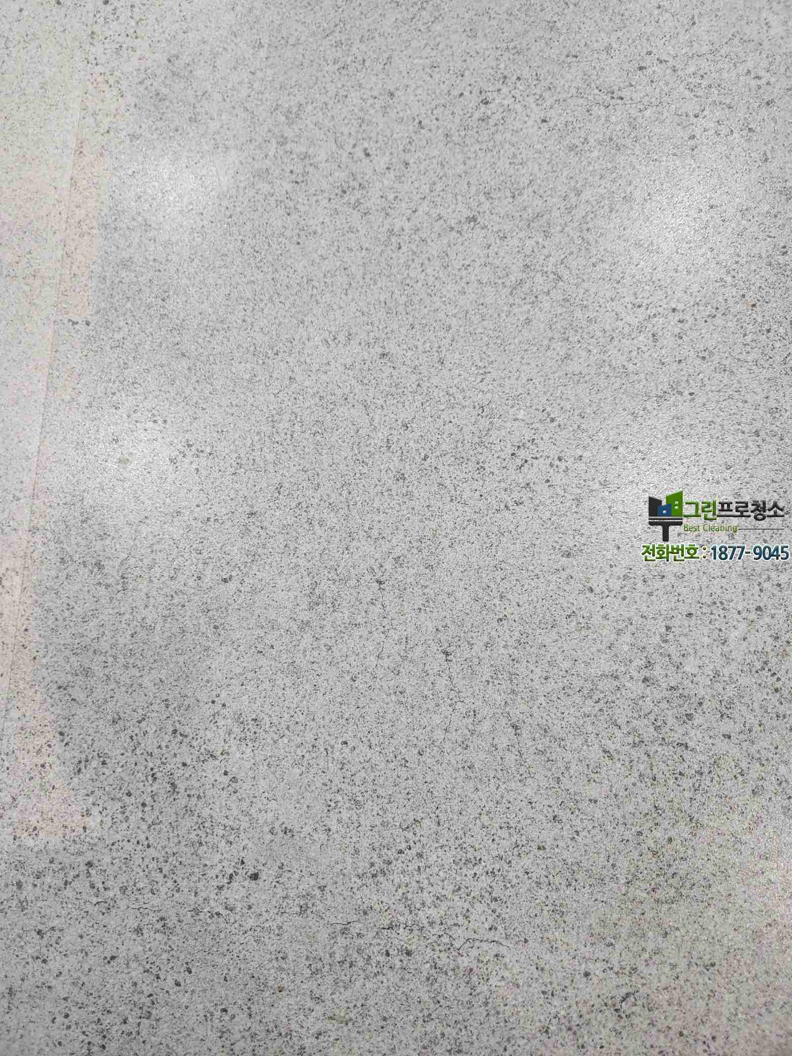 깔끔하게 관리된 공장 내부 전경 이미지