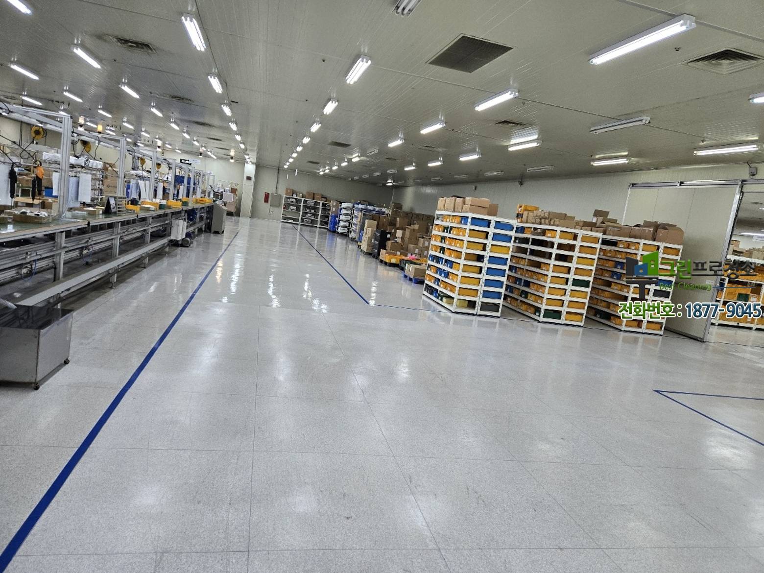 기름때와 분진으로 오염된 공장 바닥 모습