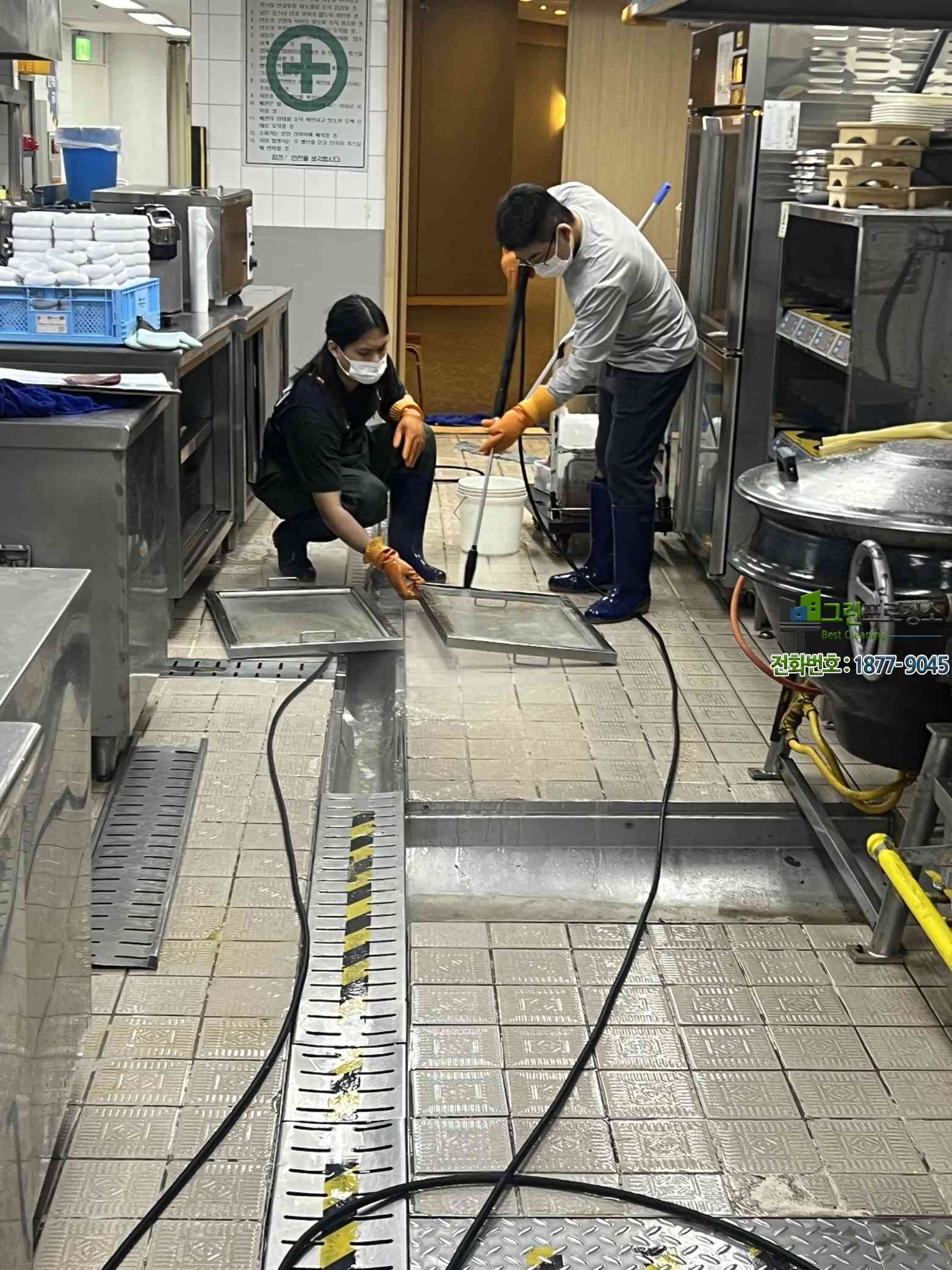 전문 장비로 구내식당 청소하는 모습