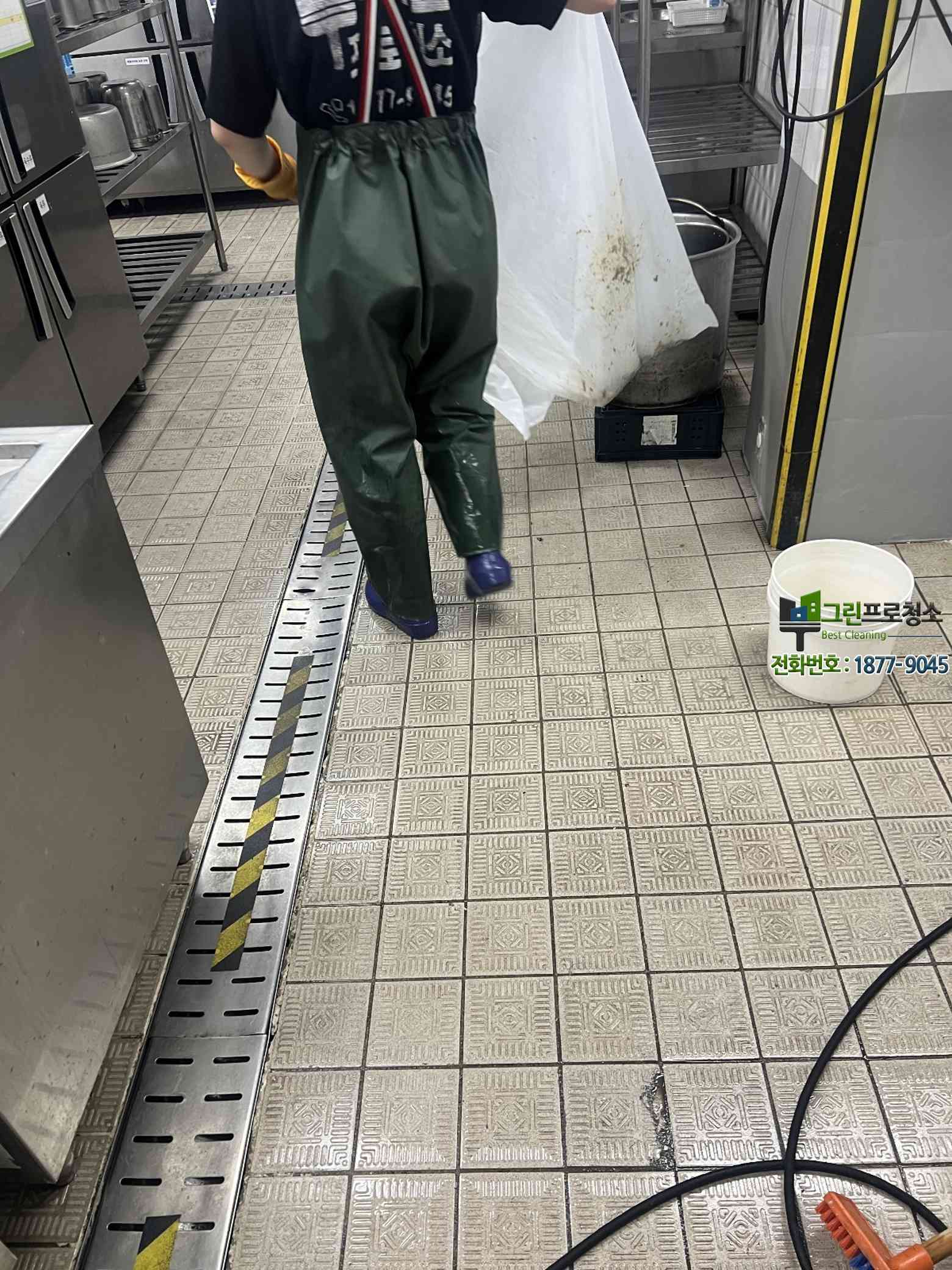 정기 청소로 관리되는 구내식당