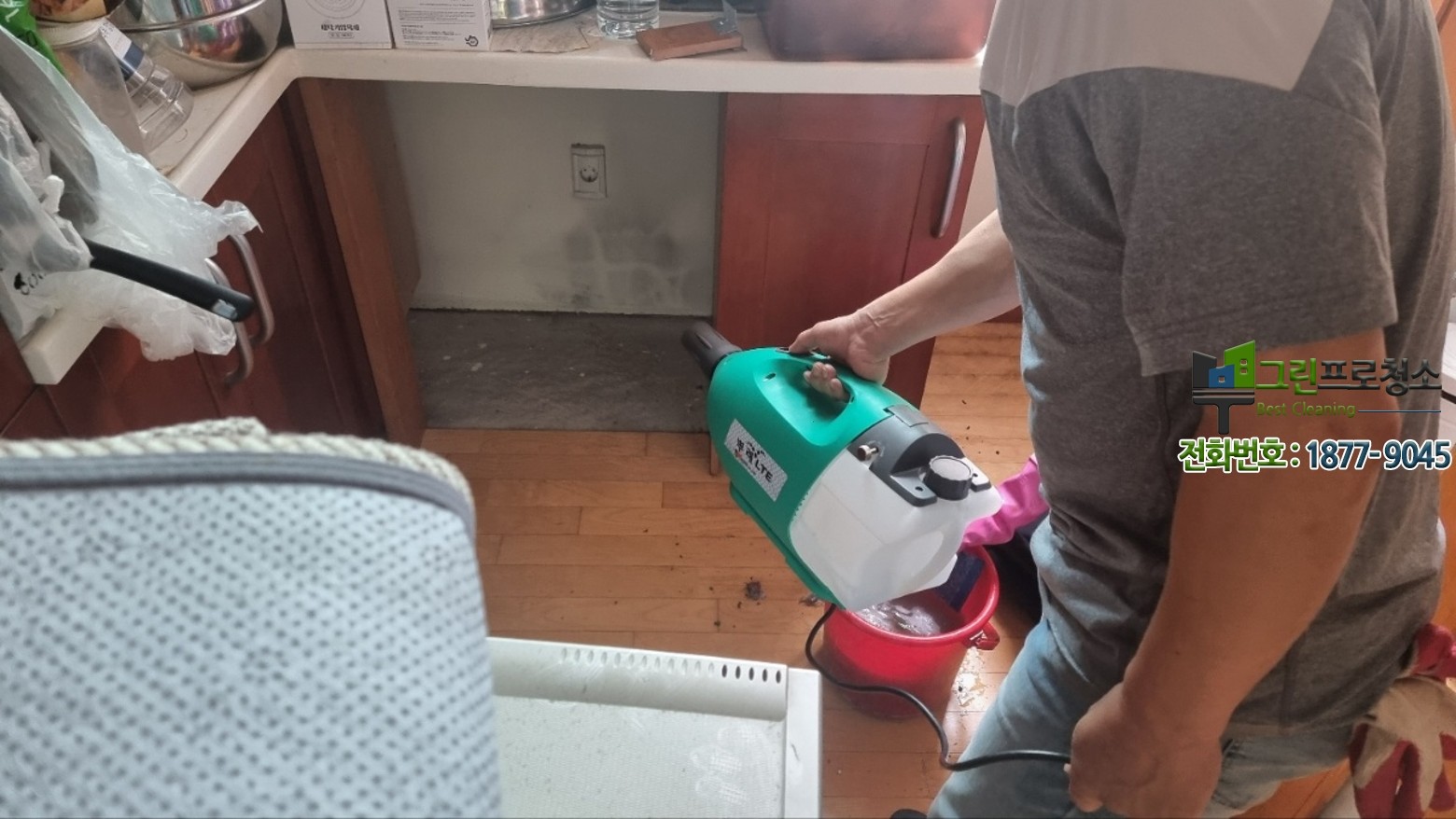 전문 인력이 현장을 점검하는 모습