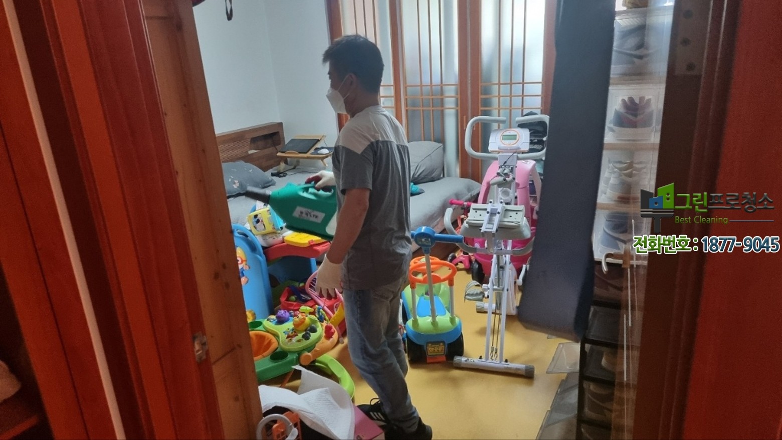 고객 상담을 통해 문제를 설명하는 모습