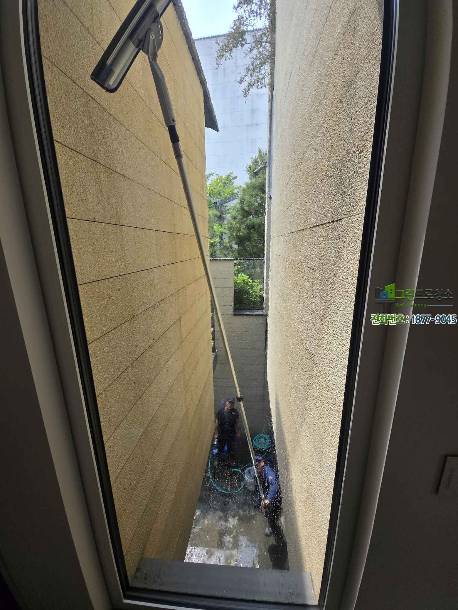 습기와 환경 영향으로 오염된 단독주택 벽면