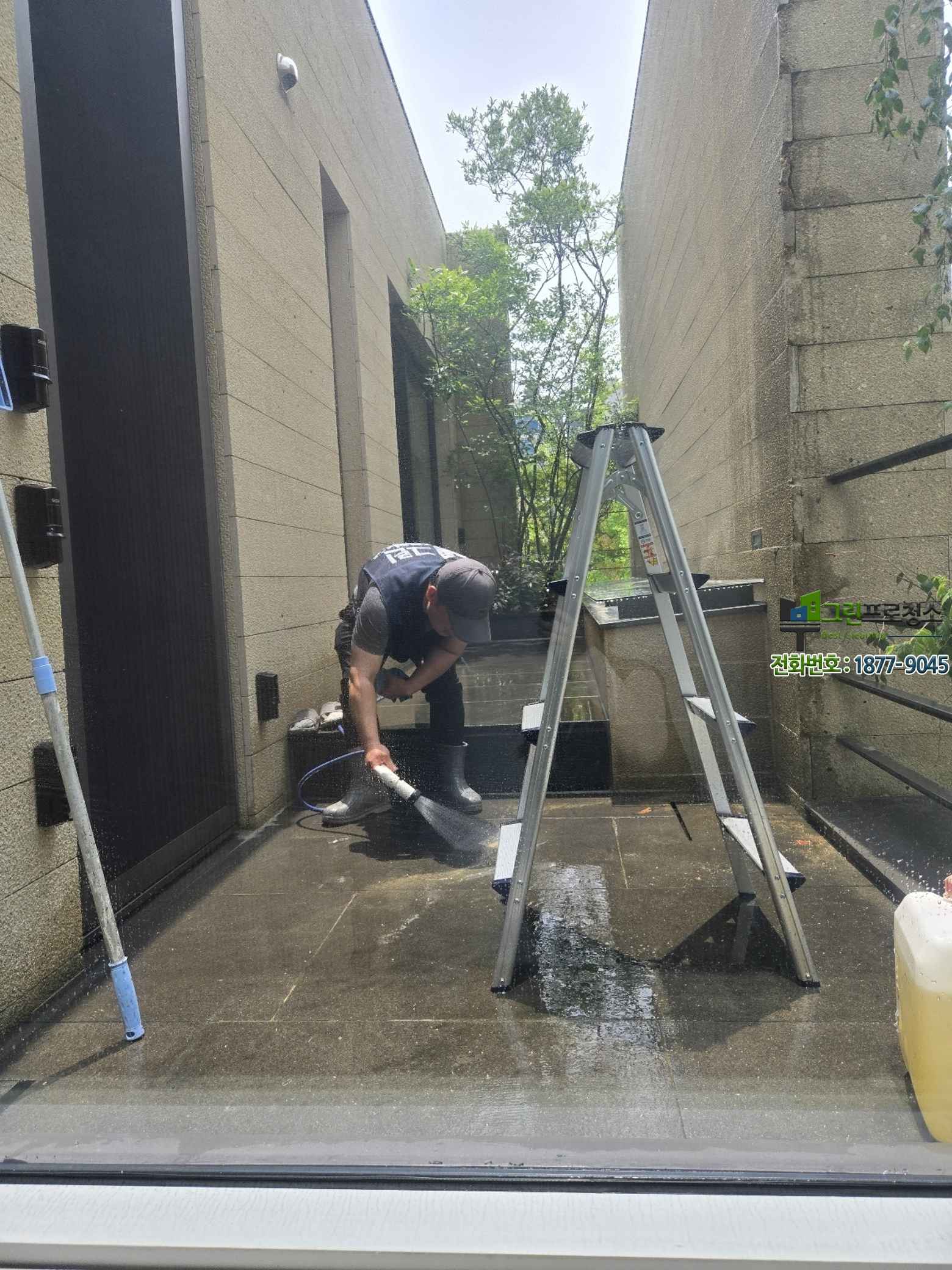 방치된 외벽으로 인해 발생한 손상 사례