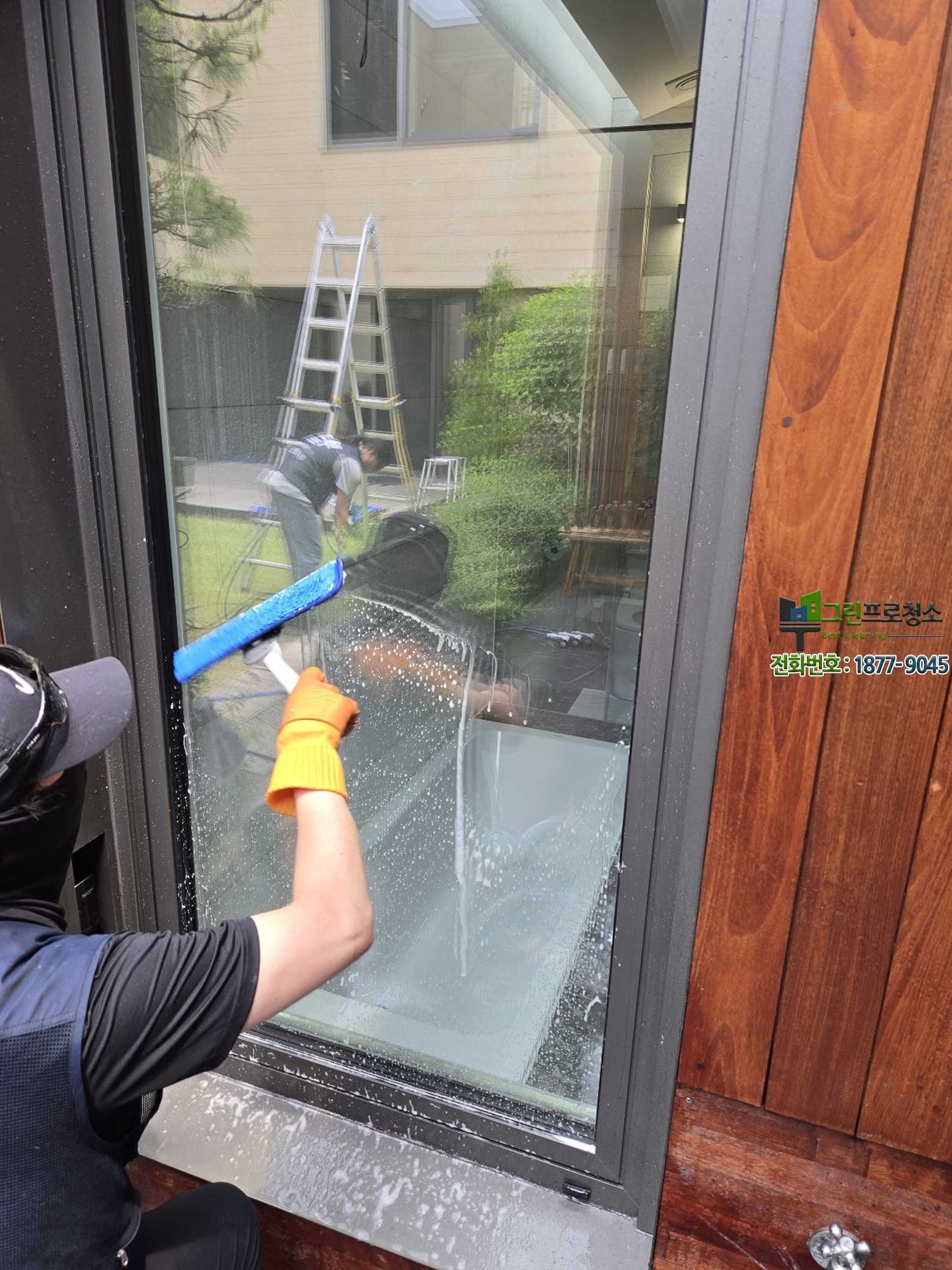 오염이 진행된 단독주택 외벽 전경