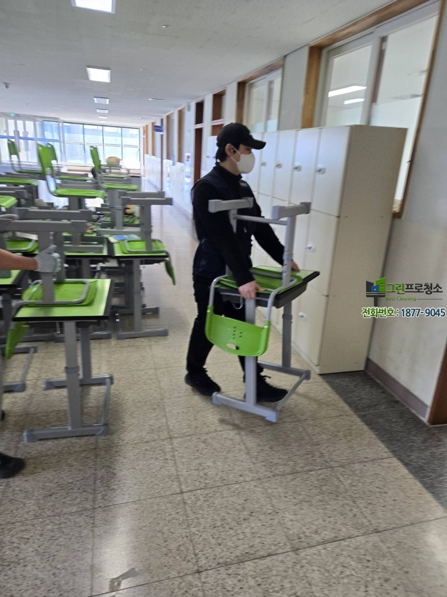 왁스 코팅 후 깔끔해진 데코타일 바닥