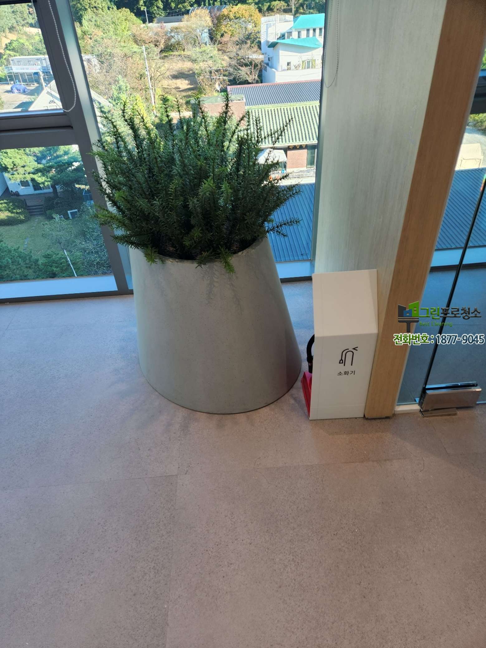 데코타일 바닥 관리와 왁스코팅 전 모습