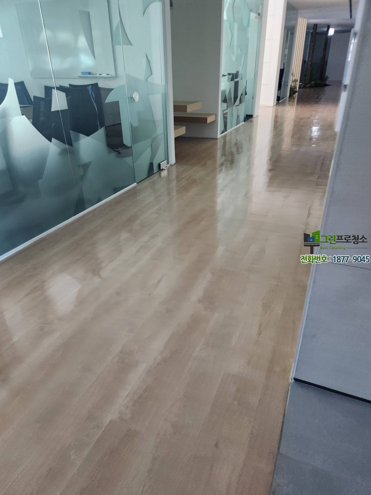 깔끔하게 마감된 데코타일 공간 전경