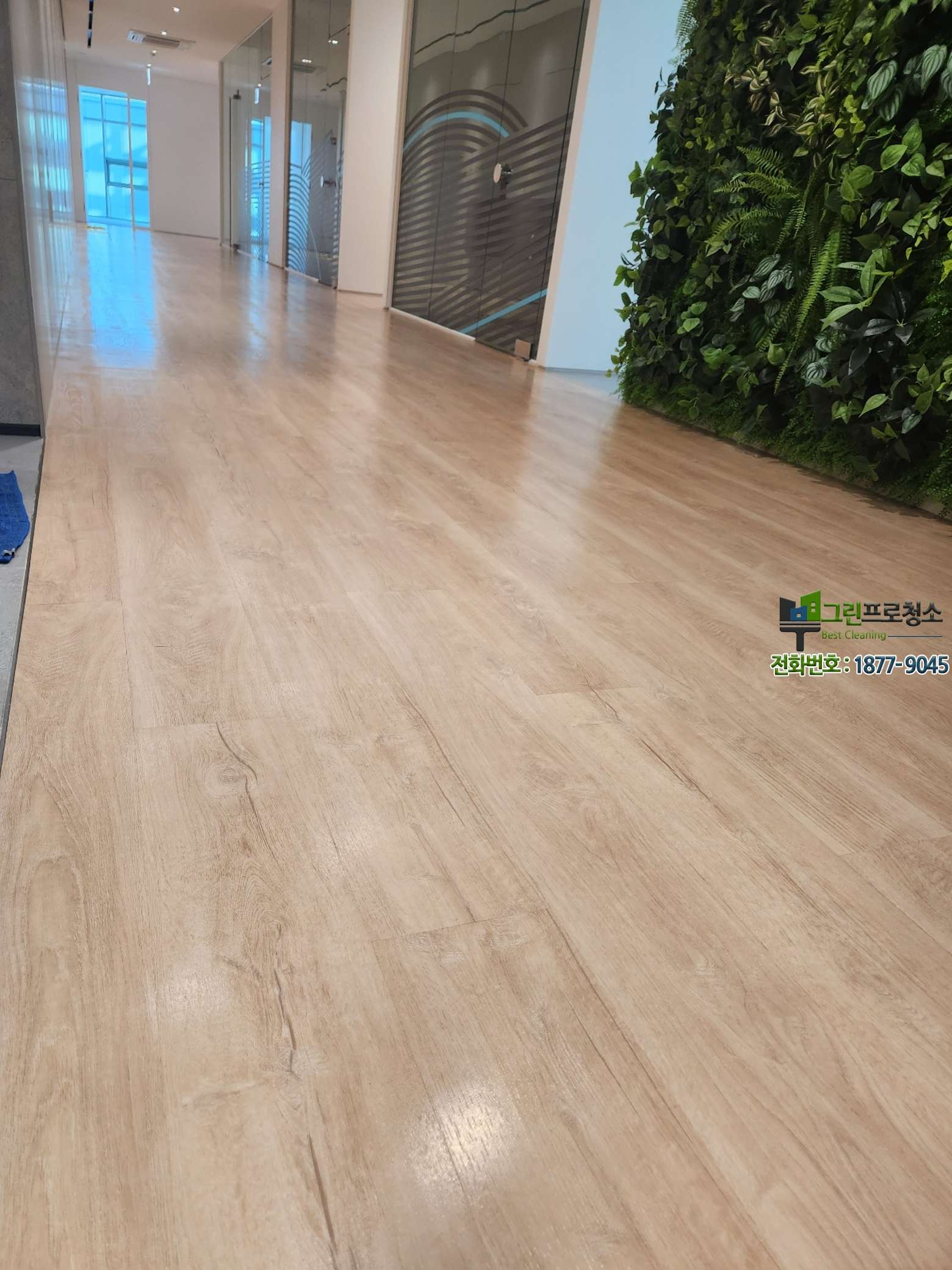 전문 장비를 활용한 바닥 청소 작업