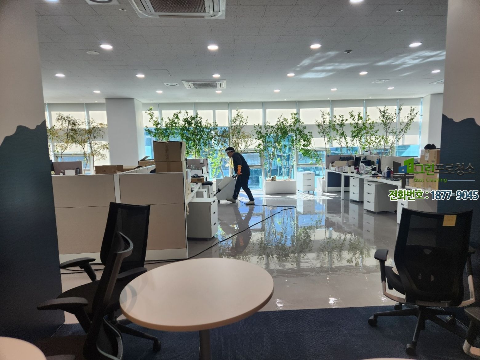 왁스코팅 전후 비교된 데코타일 바닥