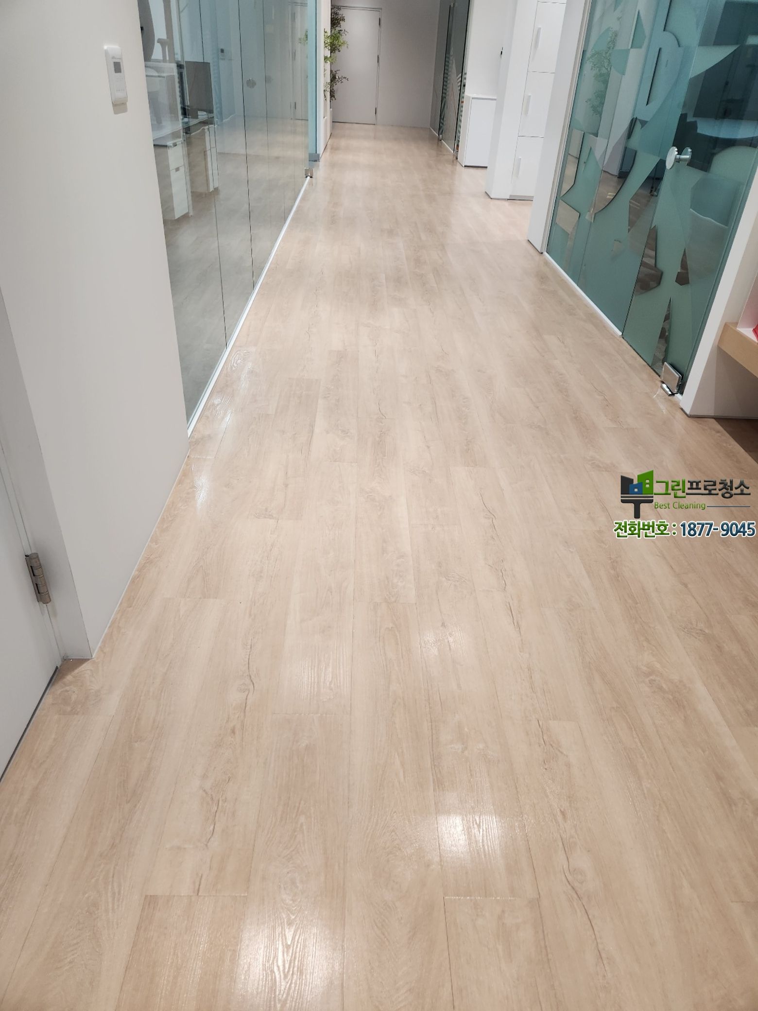 왁스코팅 후 깨끗하게 유지된 바닥