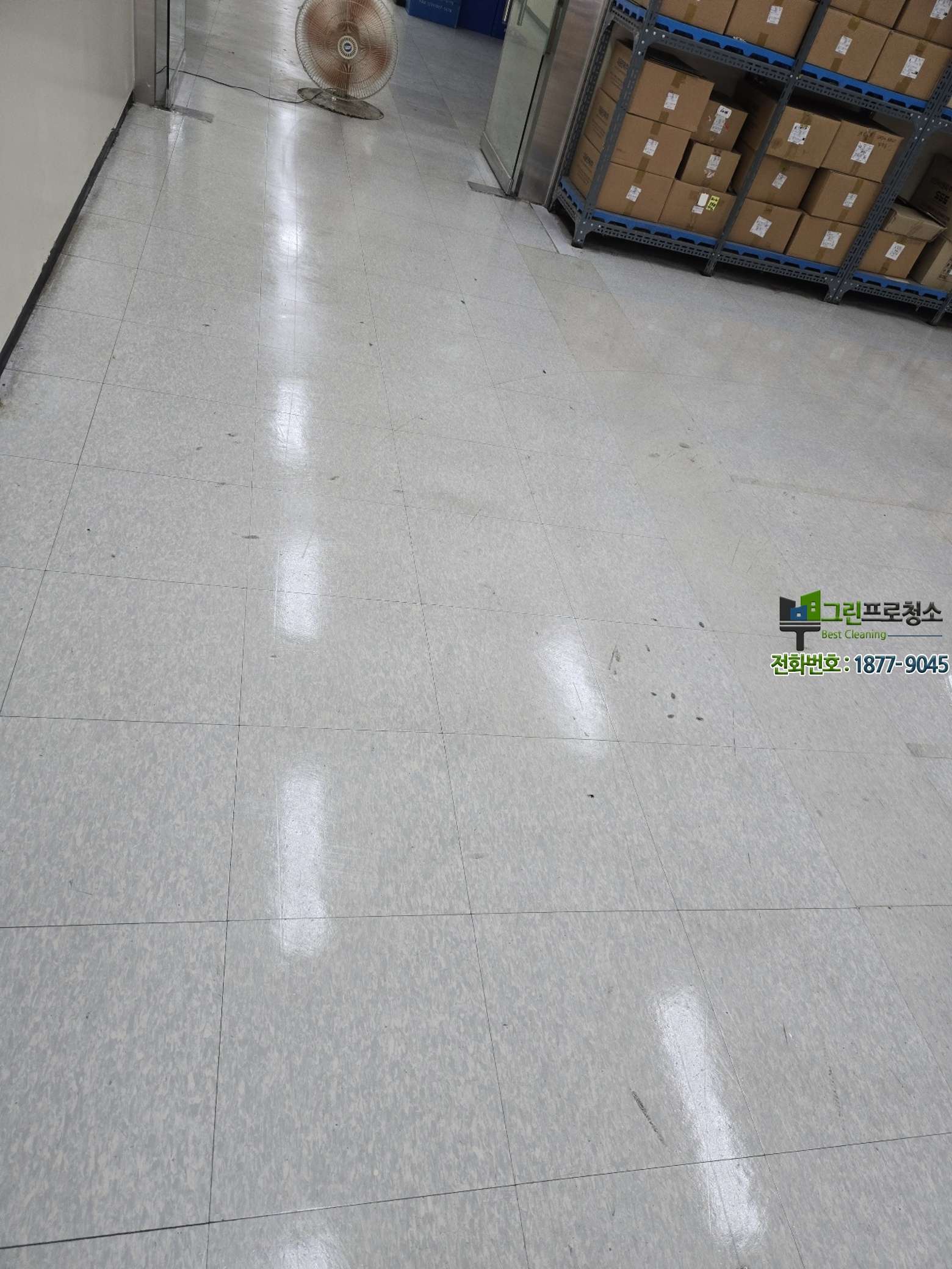 넓은 안산 물류창고 바닥을 전문 장비로 청소하는 모습