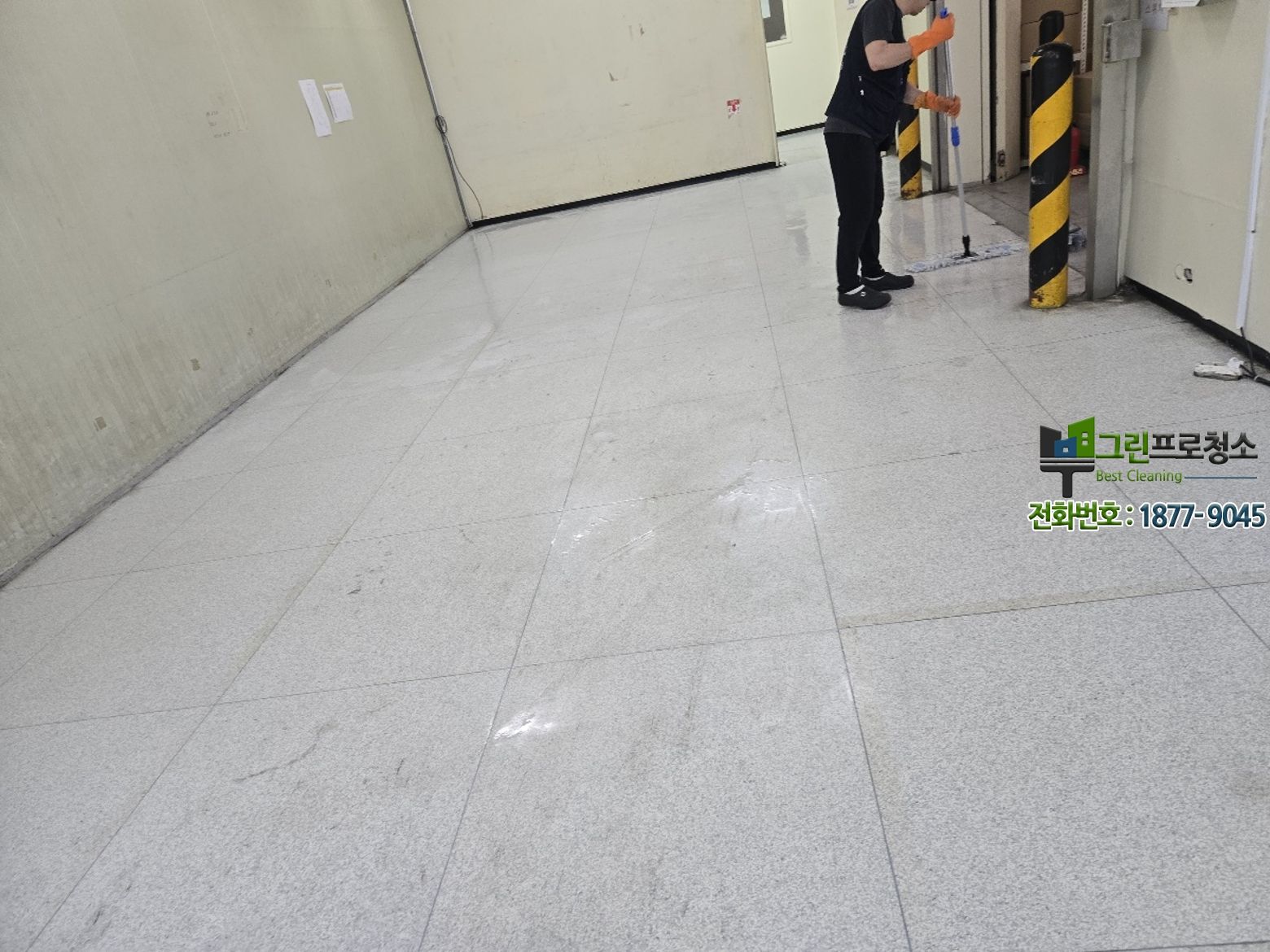 청결한 바닥이 돋보이는 물류창고 전경