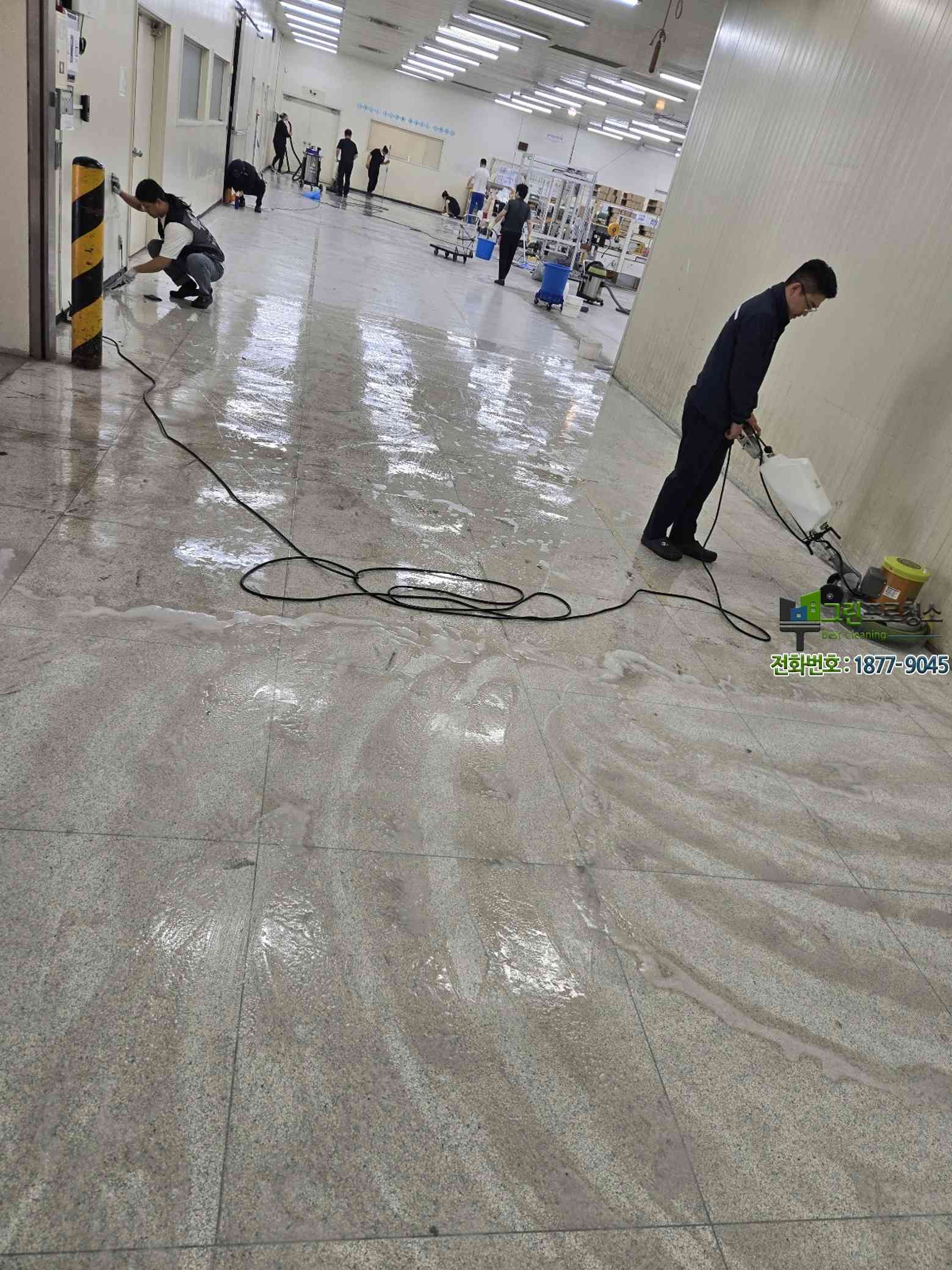 지게차 이동으로 오염된 물류창고 바닥 상태