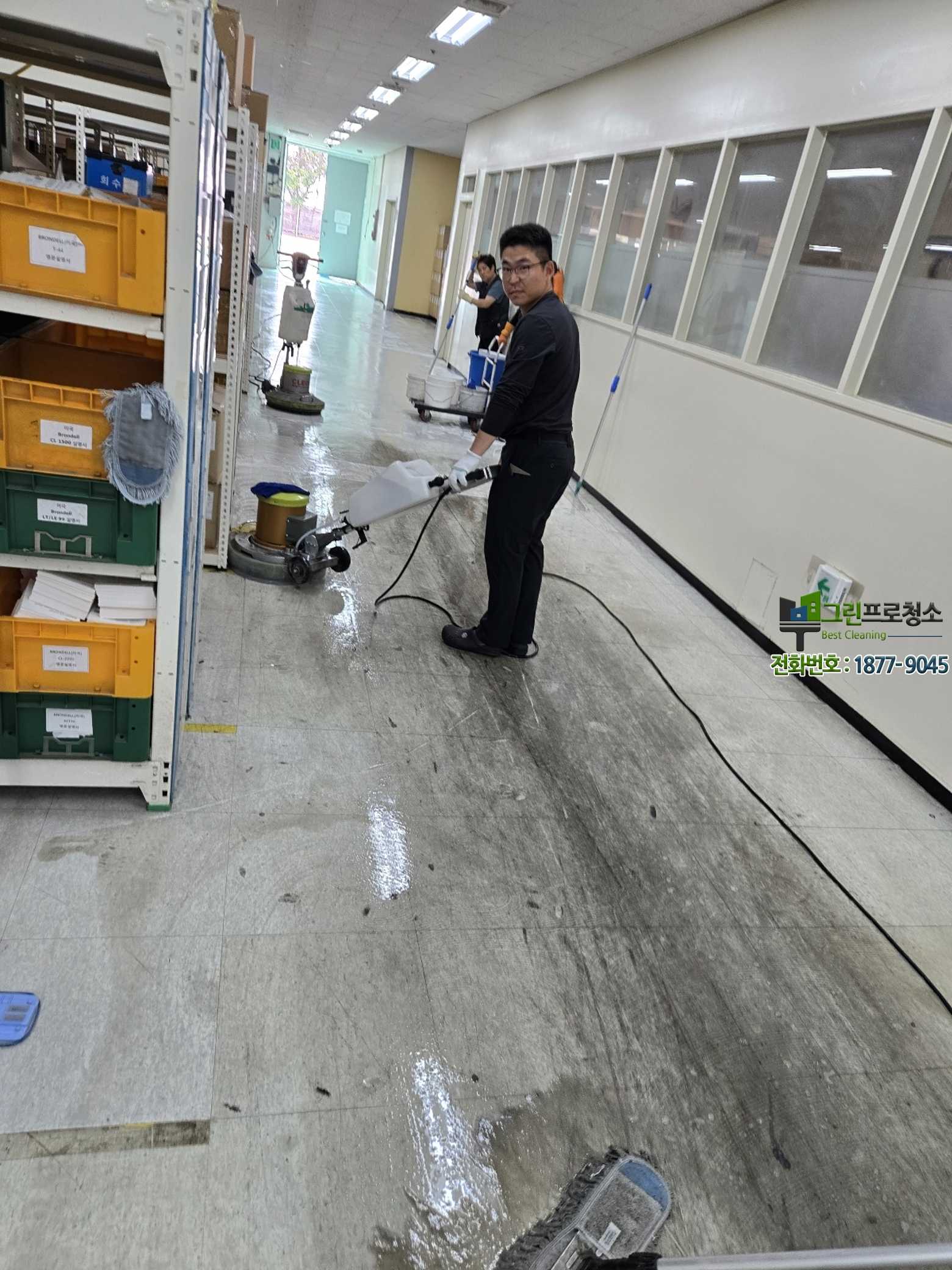 단계별로 진행되는 물류창고 바닥청소 과정