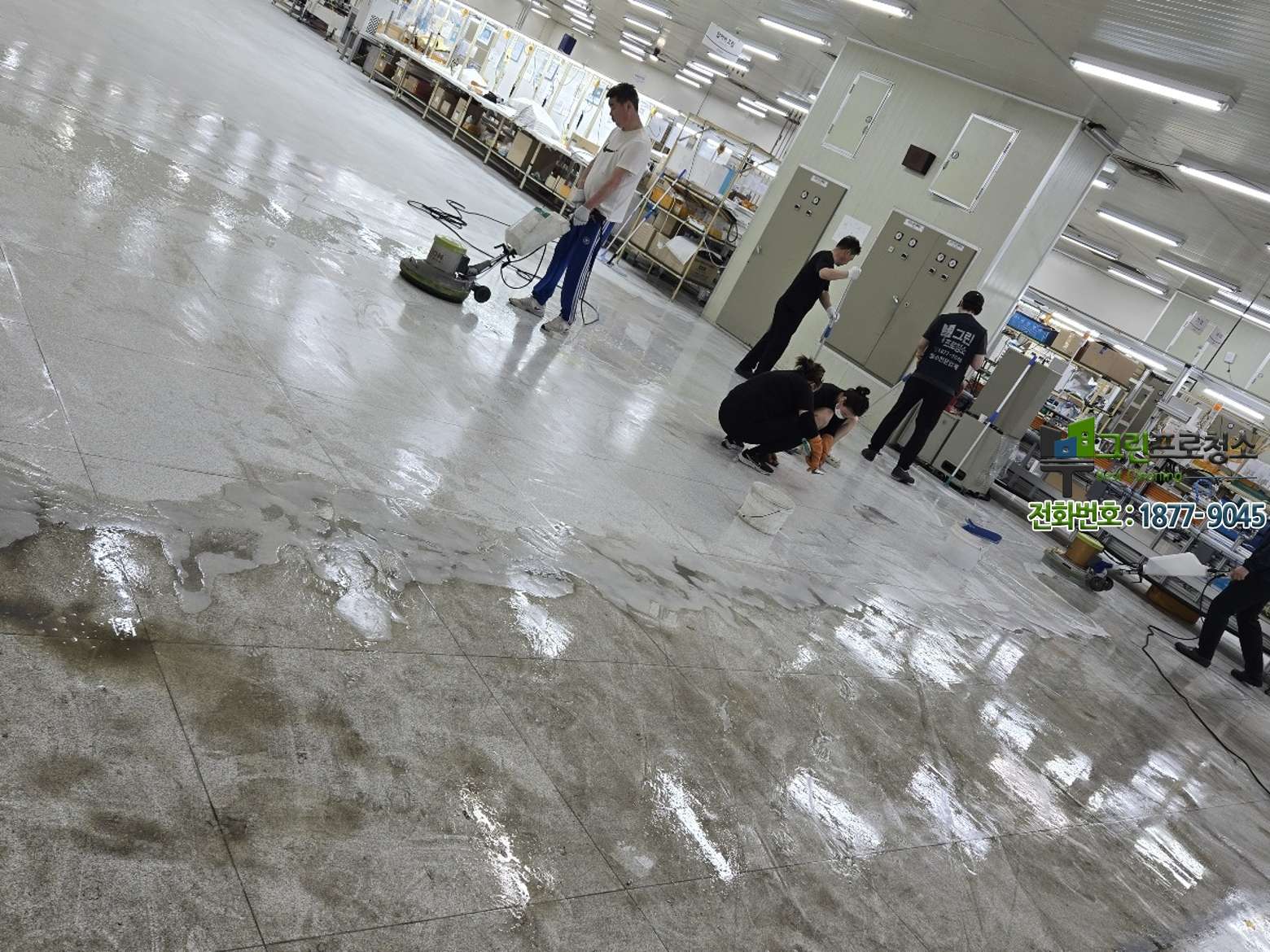 안산 지역 물류창고에서 작업 중인 그린프로청소 팀