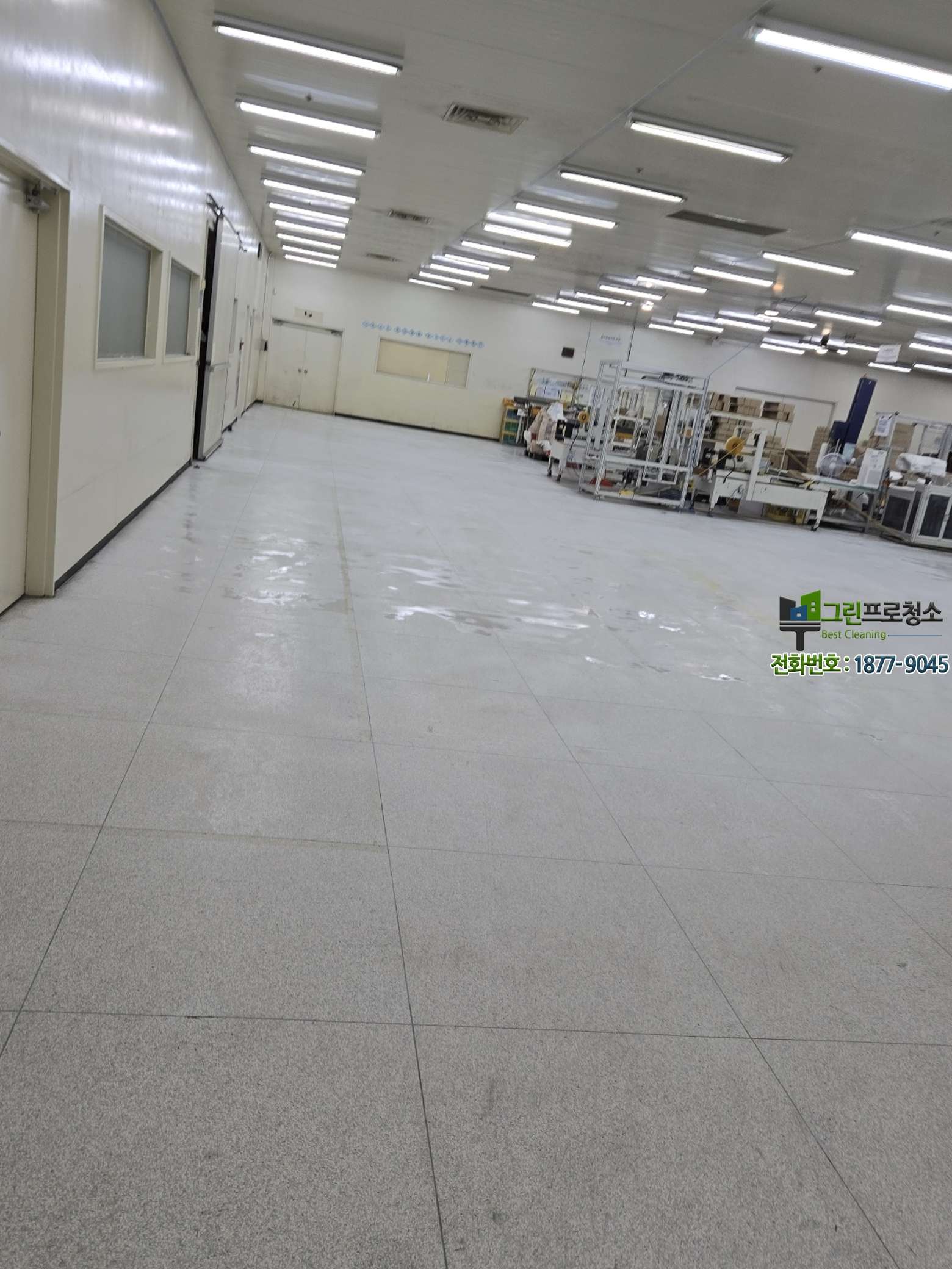정기적으로 관리되는 물류창고 바닥 모습