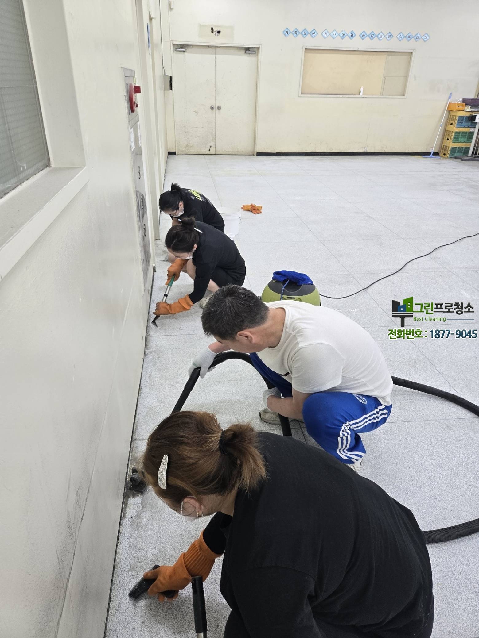 작업 동선을 고려해 청소 중인 물류창고 현장