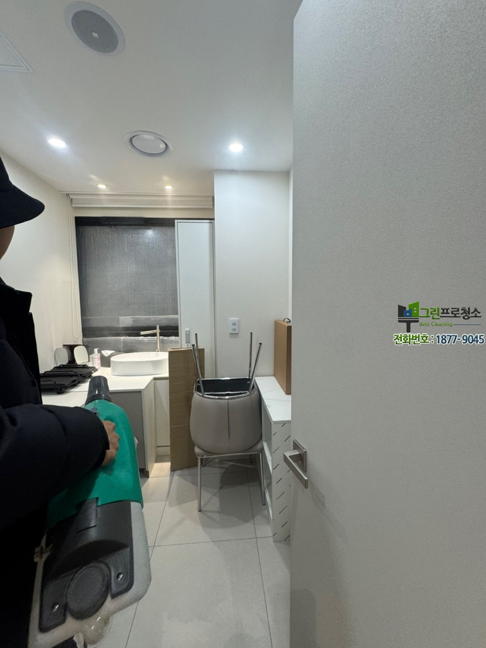 전문 청소 인력의 병원 작업 모습