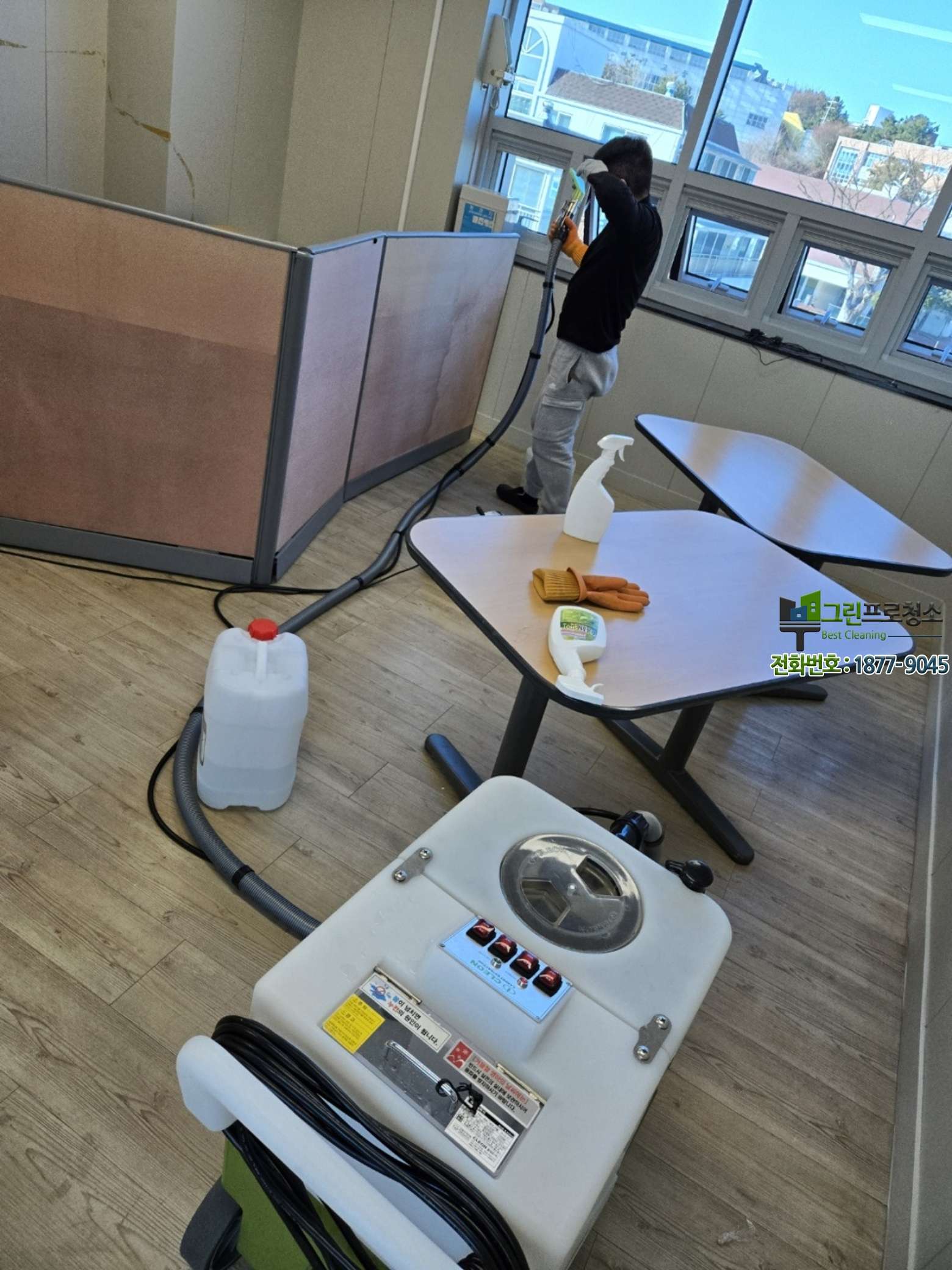 정기 청소로 유지되는 보건소 내부 환경