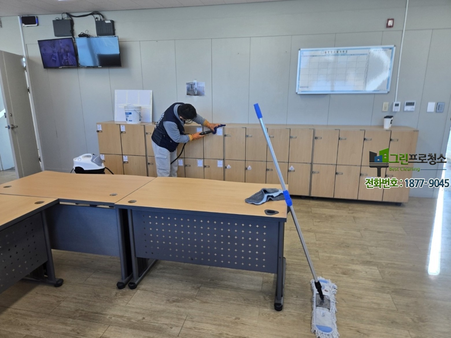 청결한 보건소를 이용하는 방문객 모습