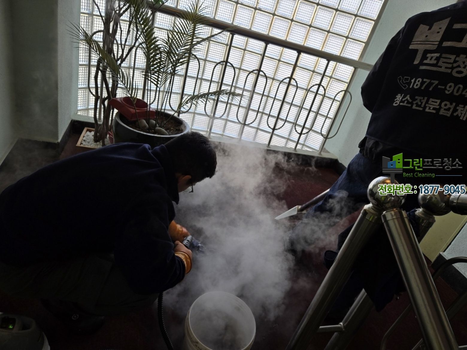 상업시설 복도 카페트 관리 모습