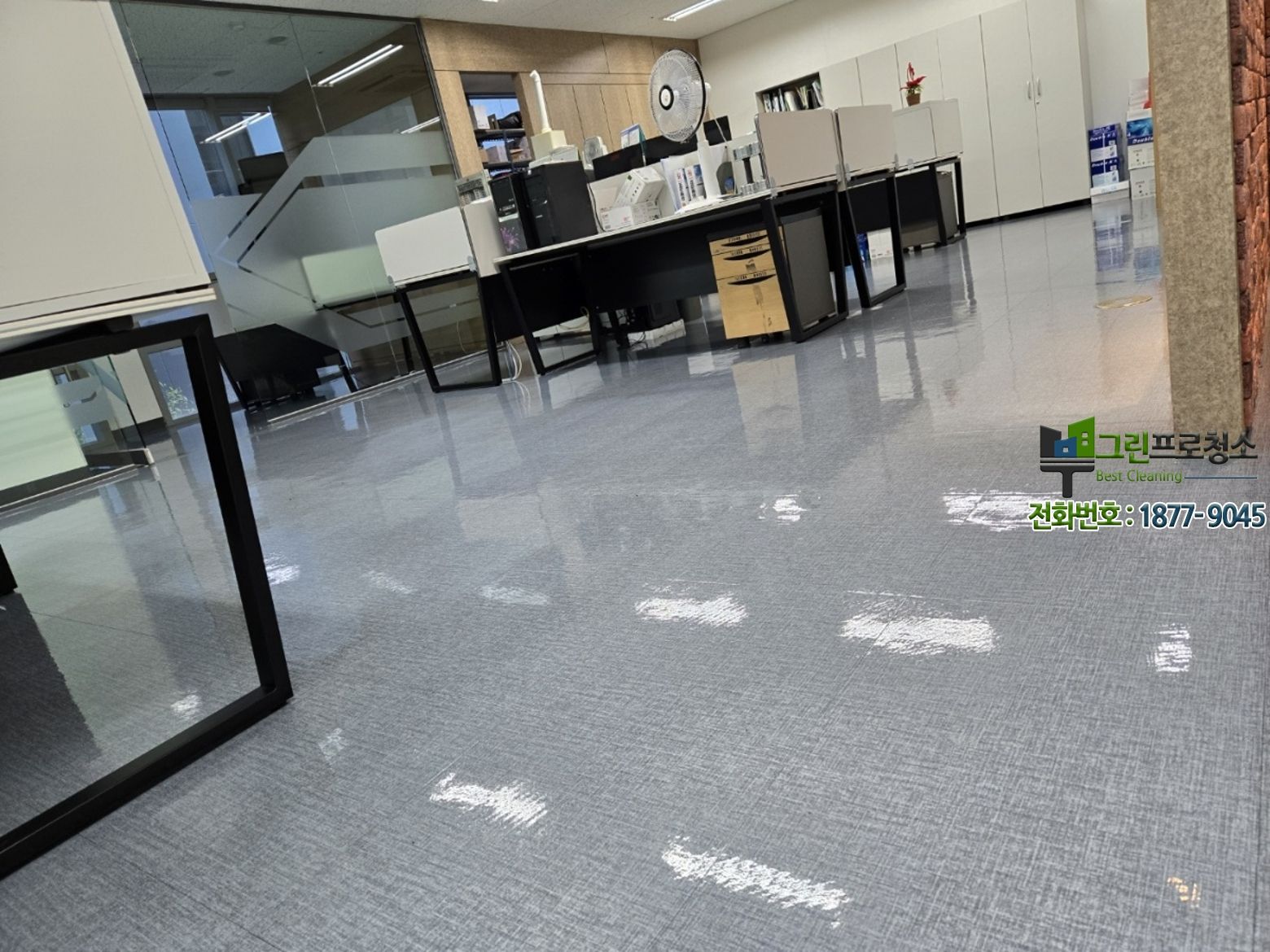 사무실 전반에 쌓인 먼지를 전문적으로 관리하는 모습