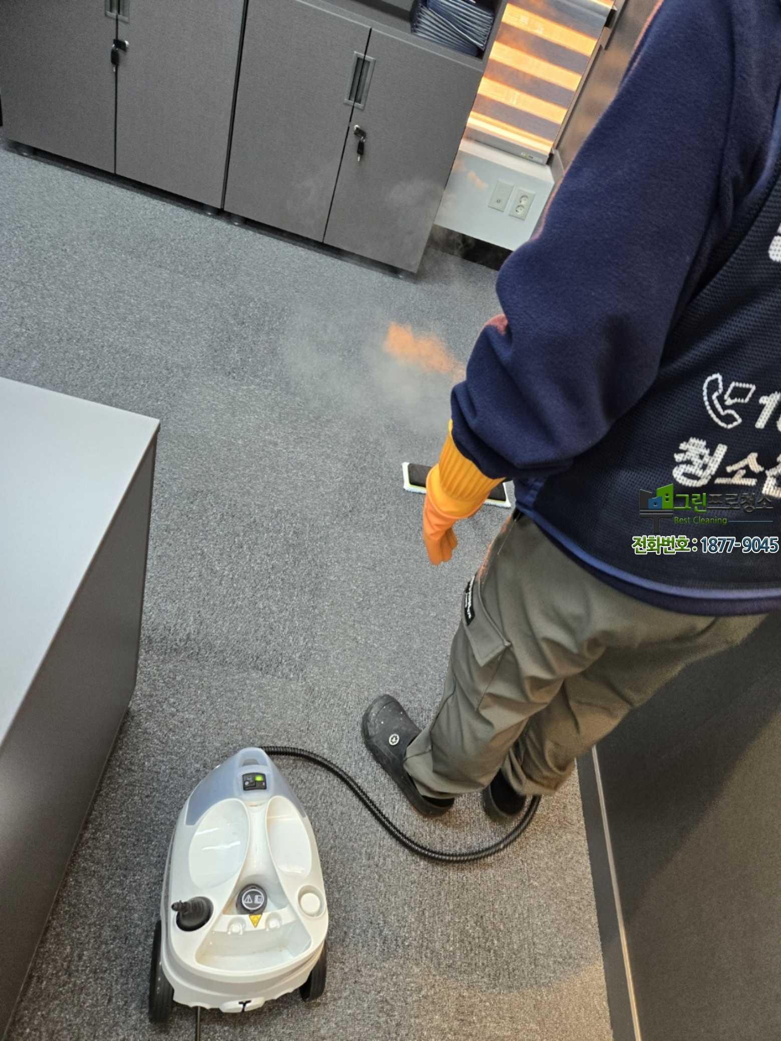 사무실 가구와 구조물에 쌓인 먼지 발생 원인 설명