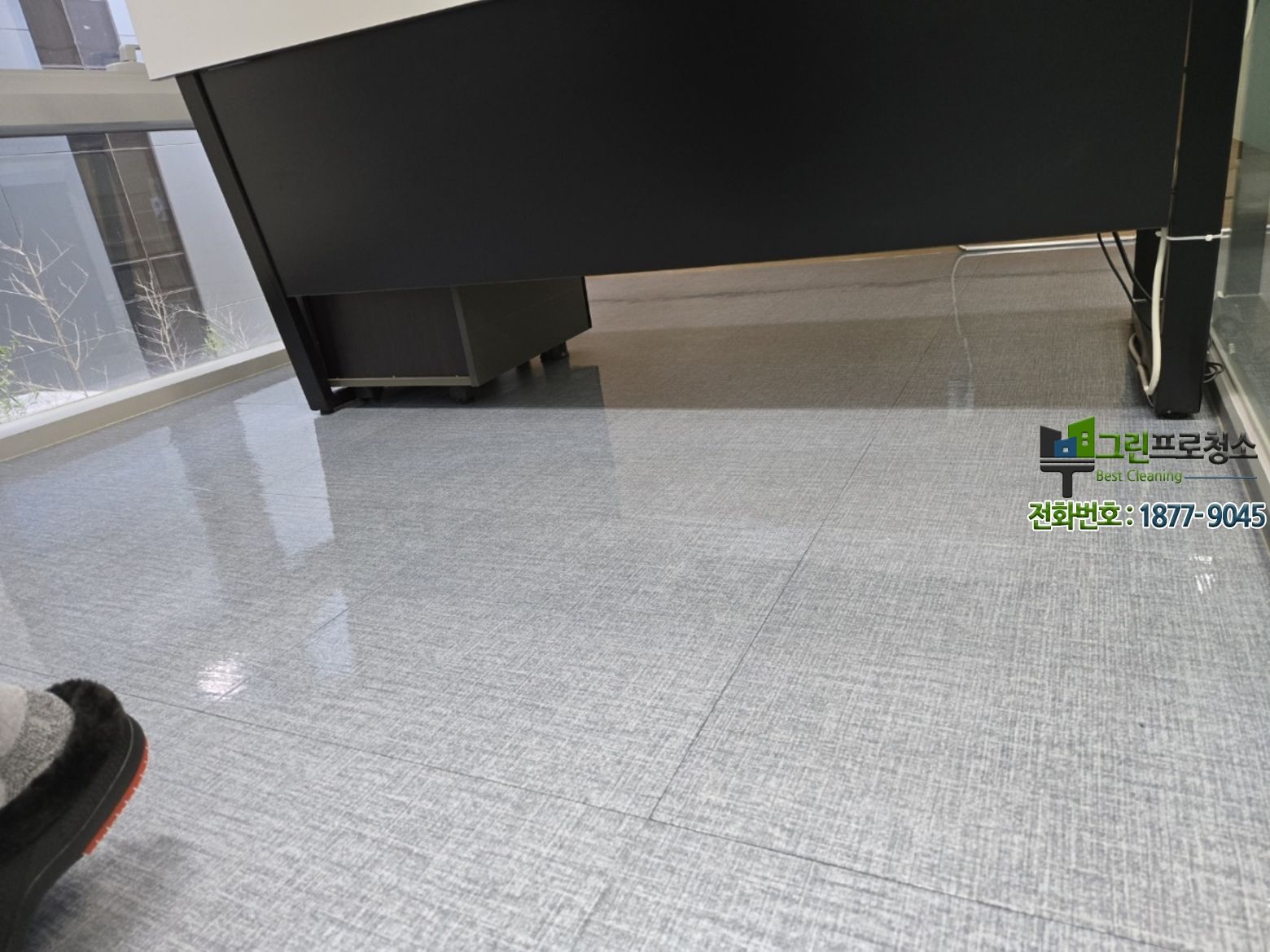 전문 장비로 사무실 먼지를 제거하는 작업 과정