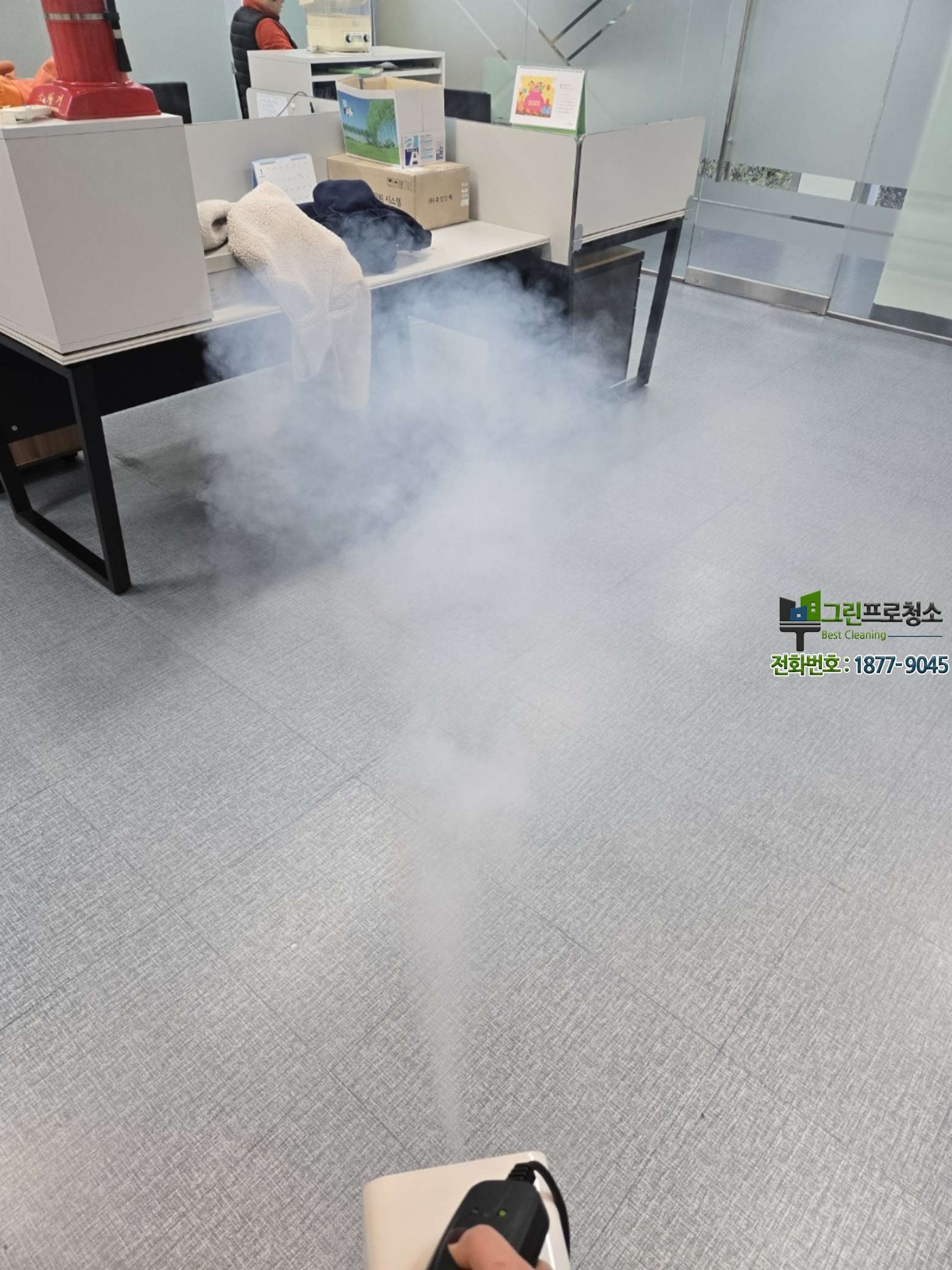 쾌적한 사무실 환경에서 일하는 직원 모습