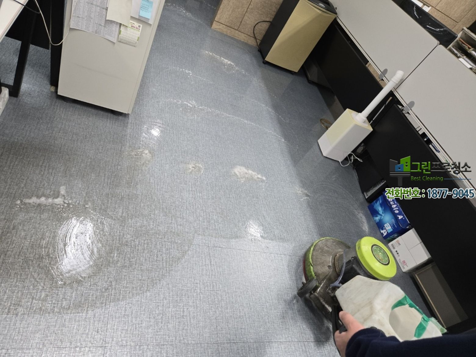 그린프로청소 작업자가 사무실을 점검하는 모습