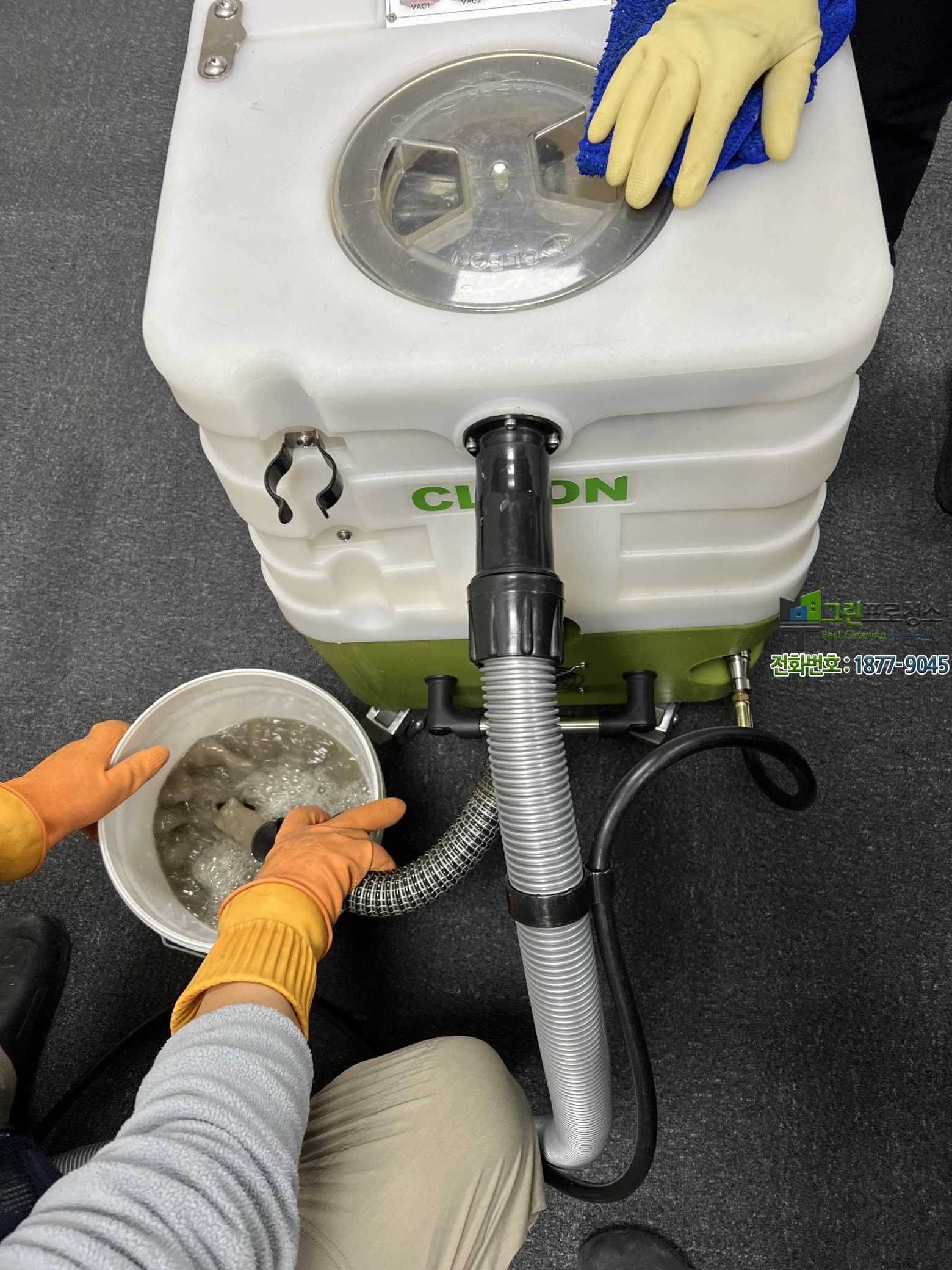 깨끗하게 관리된 사무실 전경