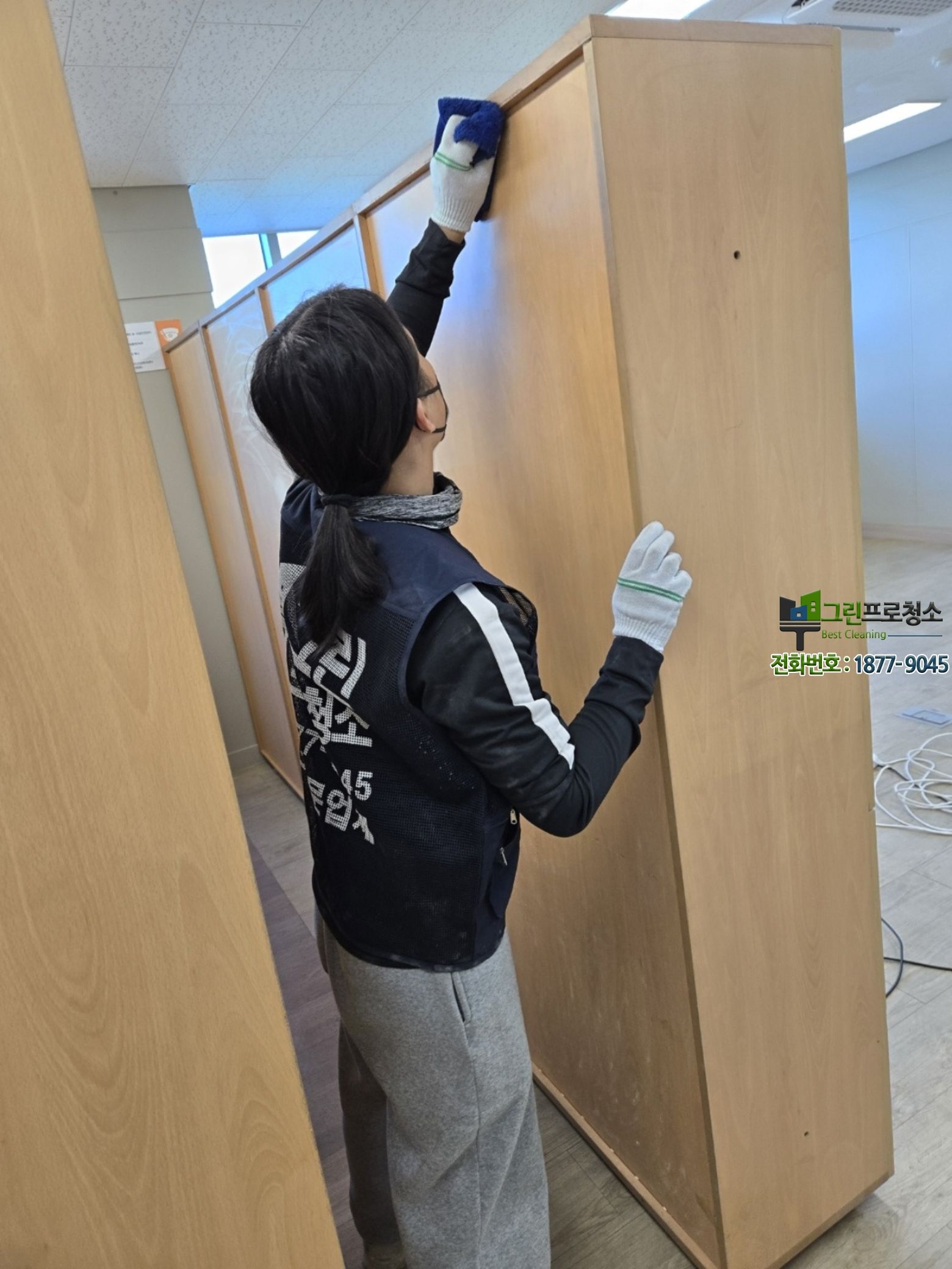 쾌적해진 사무실 환경에서 일하는 직원들