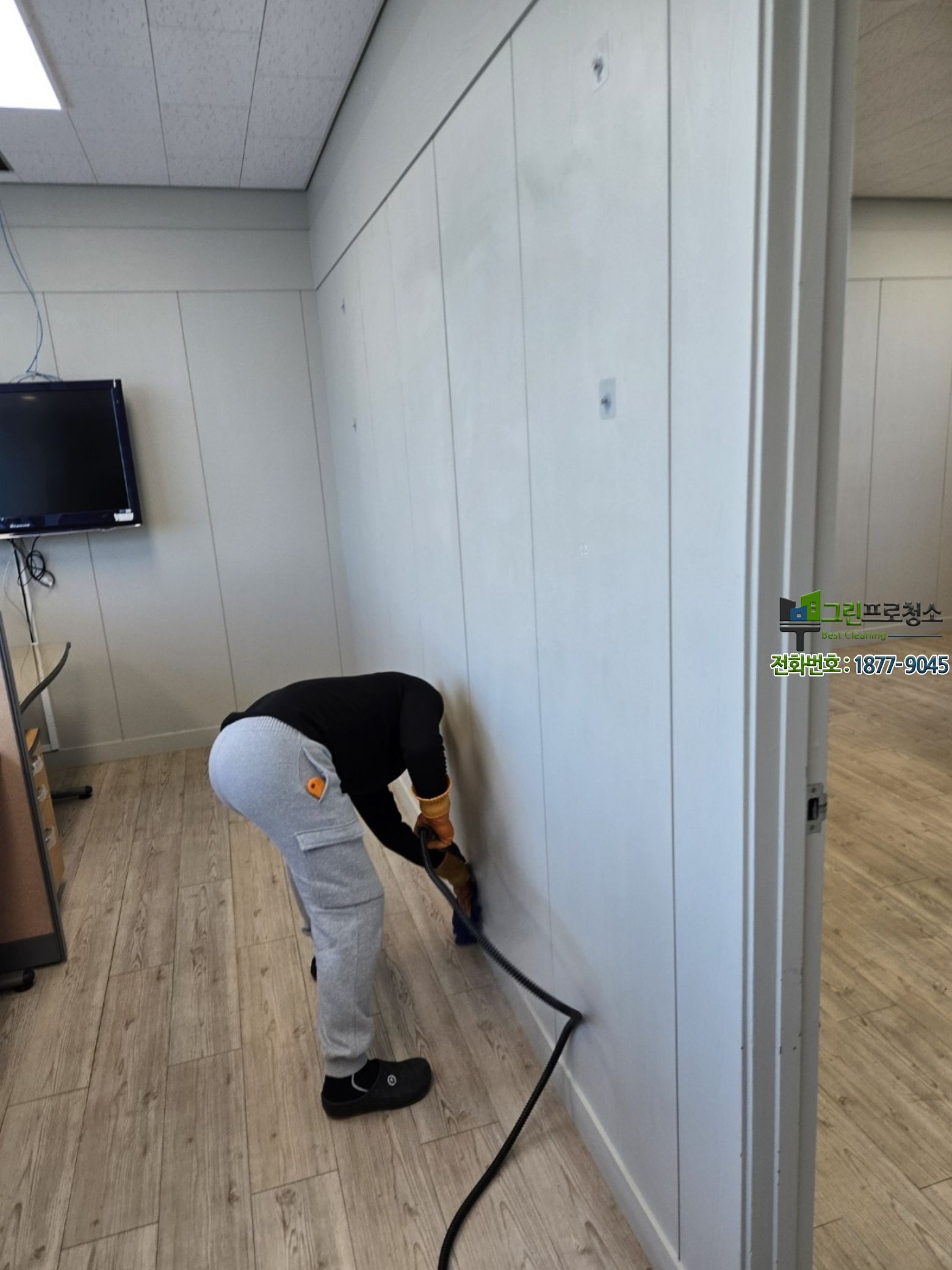 사무실 대청소 범위를 세분화해 설명하는 장면