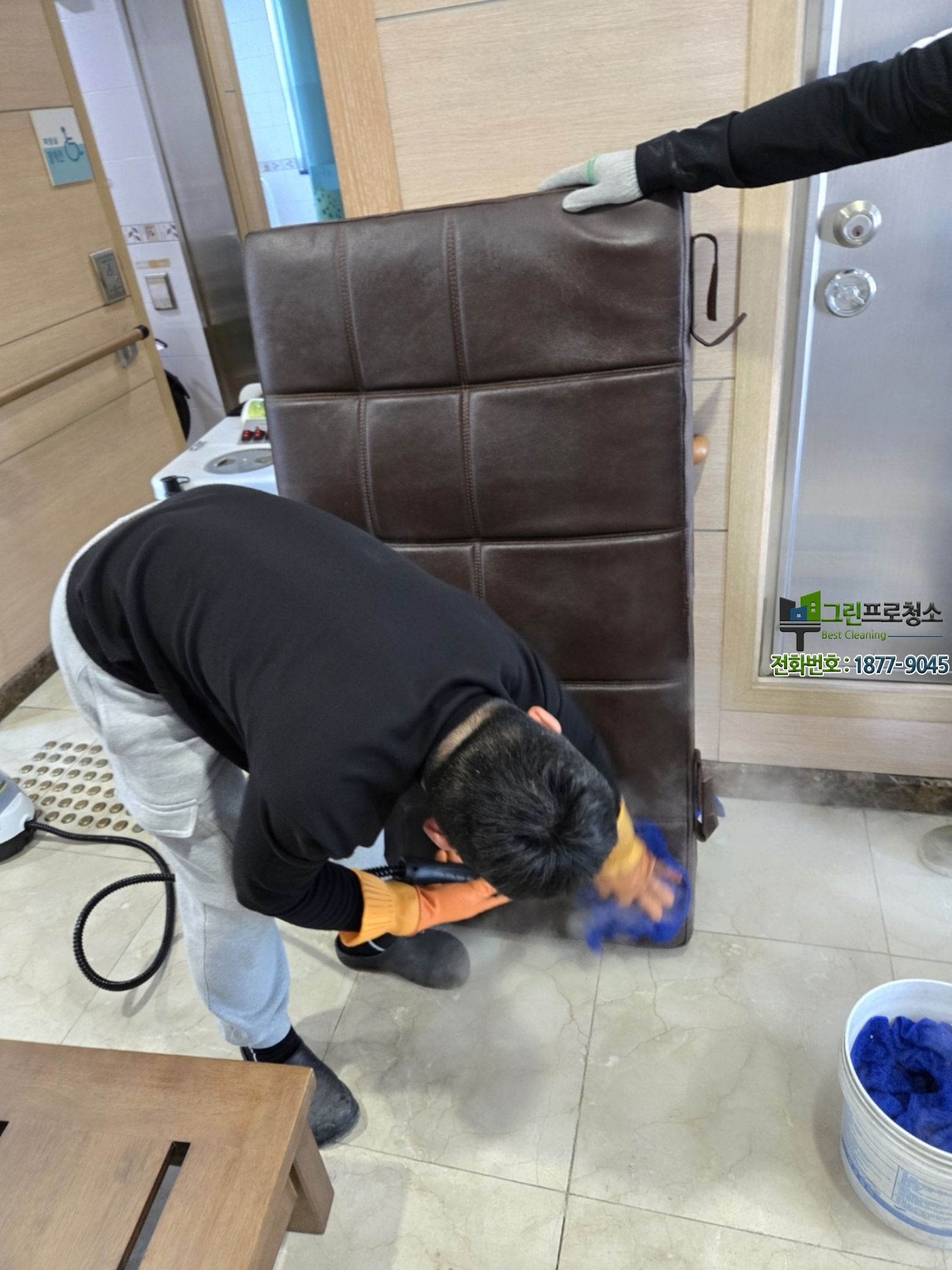 전문 장비를 사용해 사무실을 청소하는 모습
