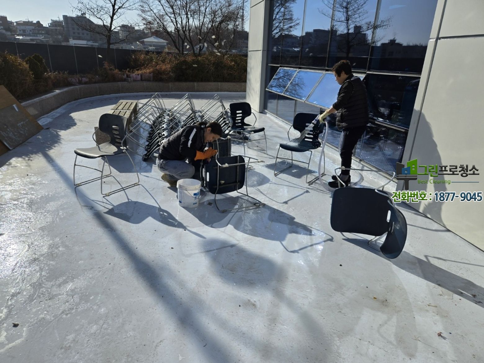 이전 입주 흔적을 제거한 깔끔한 사무실