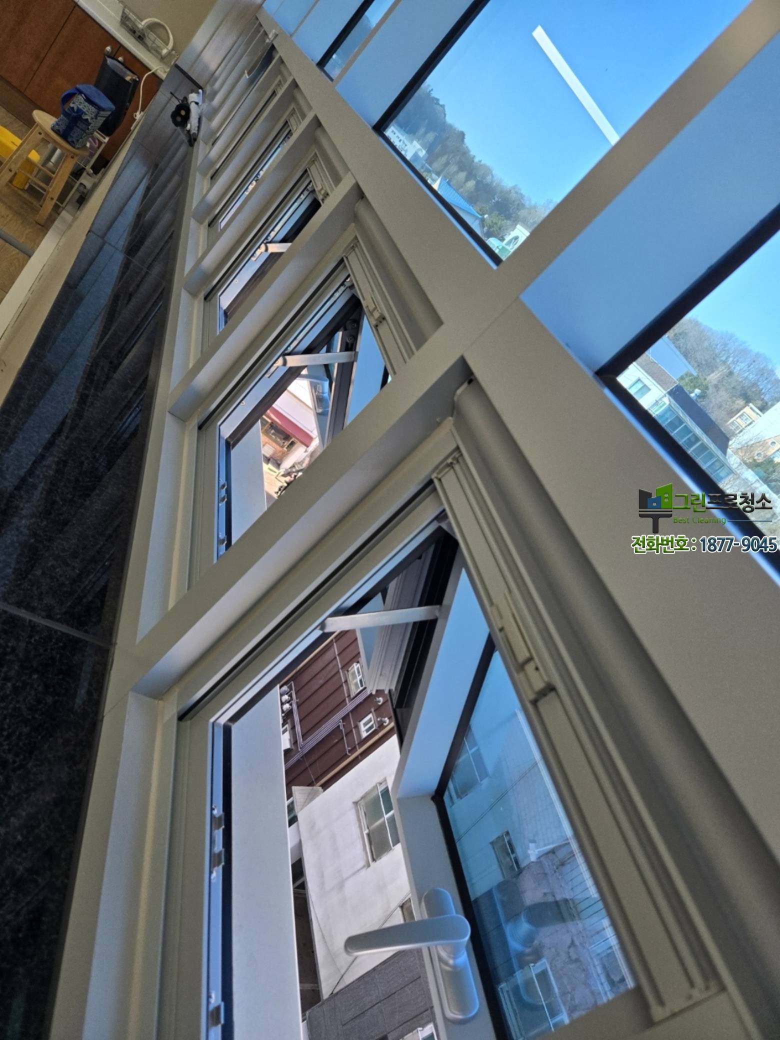 깔끔한 사무실 내부 전경