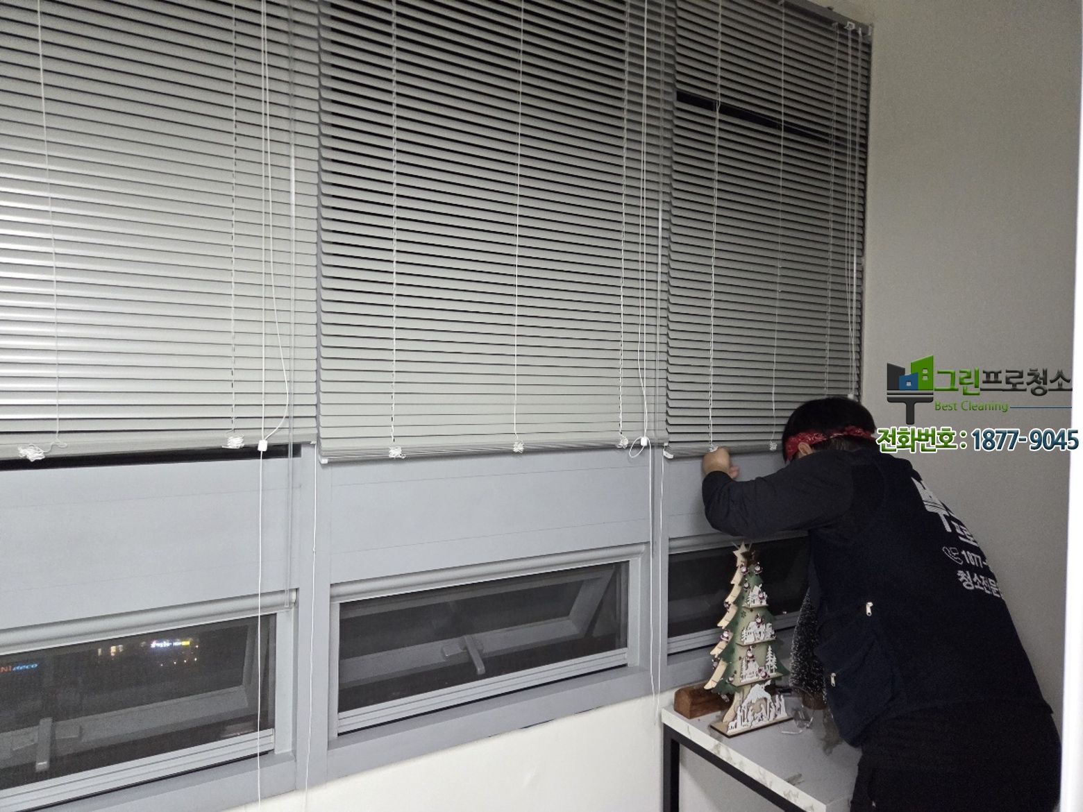 쾌적한 환경에서 근무하는 사무실 모습