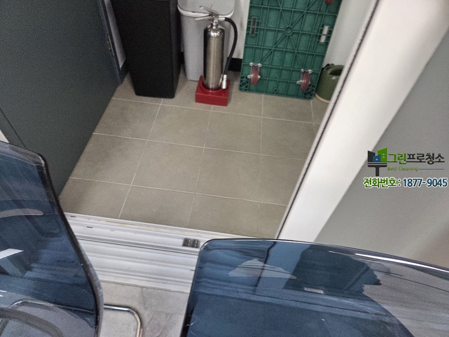 정기 청소 후 깔끔한 사무실 모습