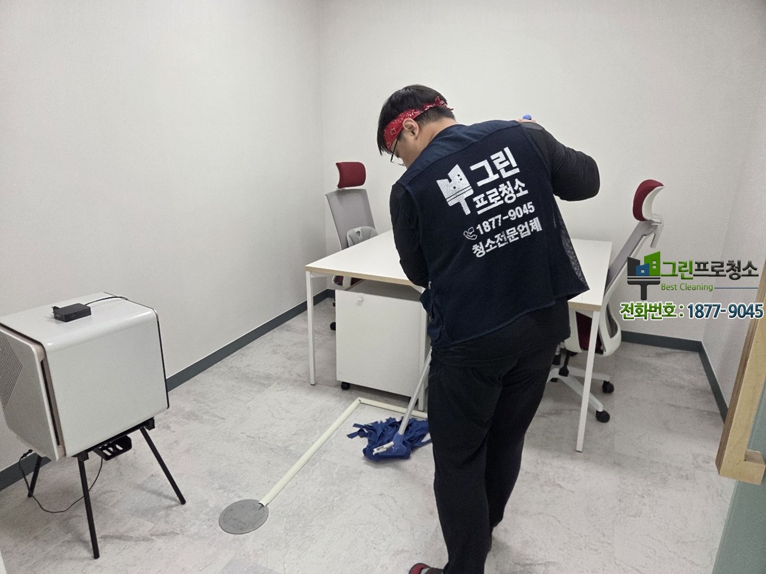 깔끔한 회의실 전경 이미지